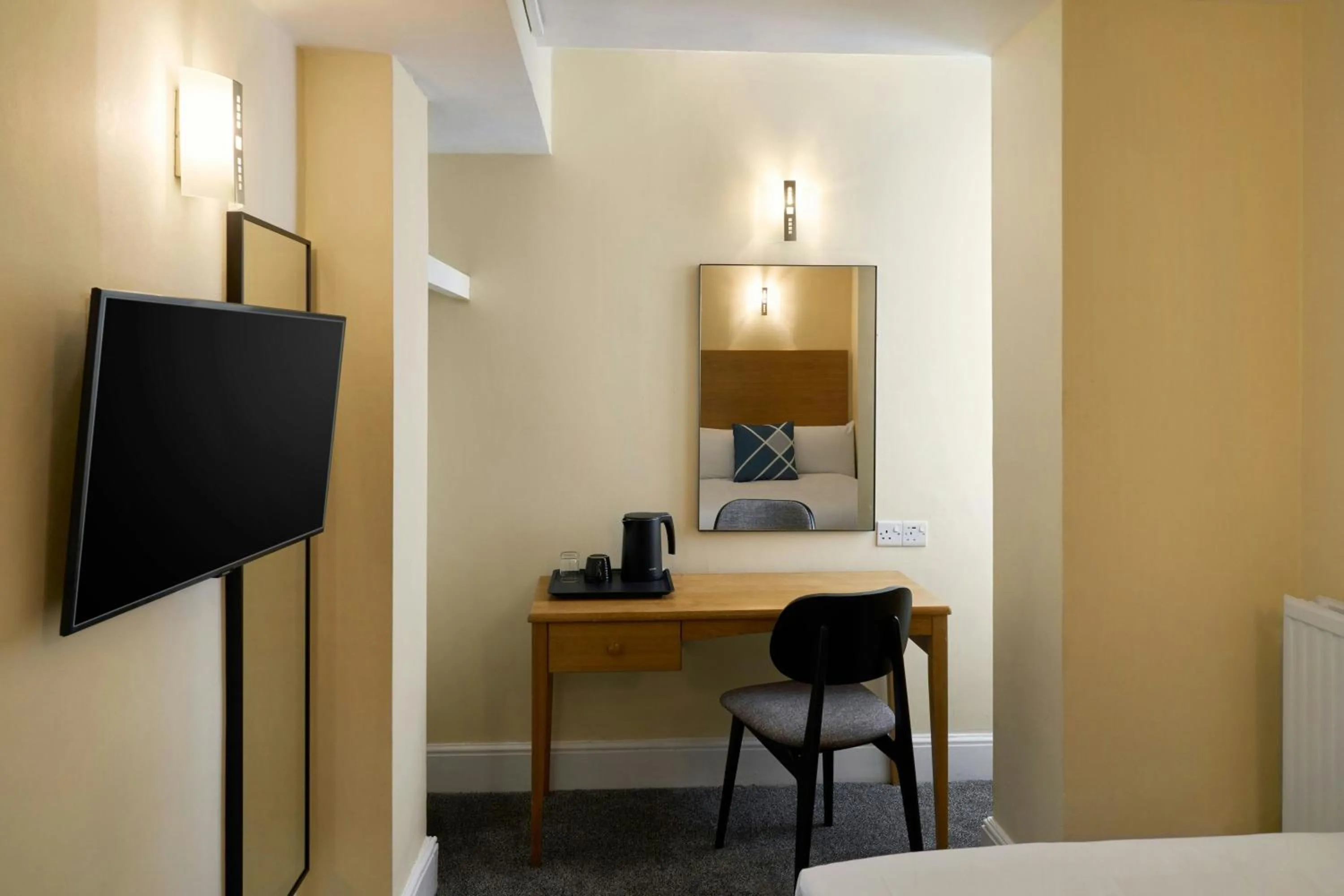 Photo of the whole room, Bed in Four Points Flex by Sheraton Brighton