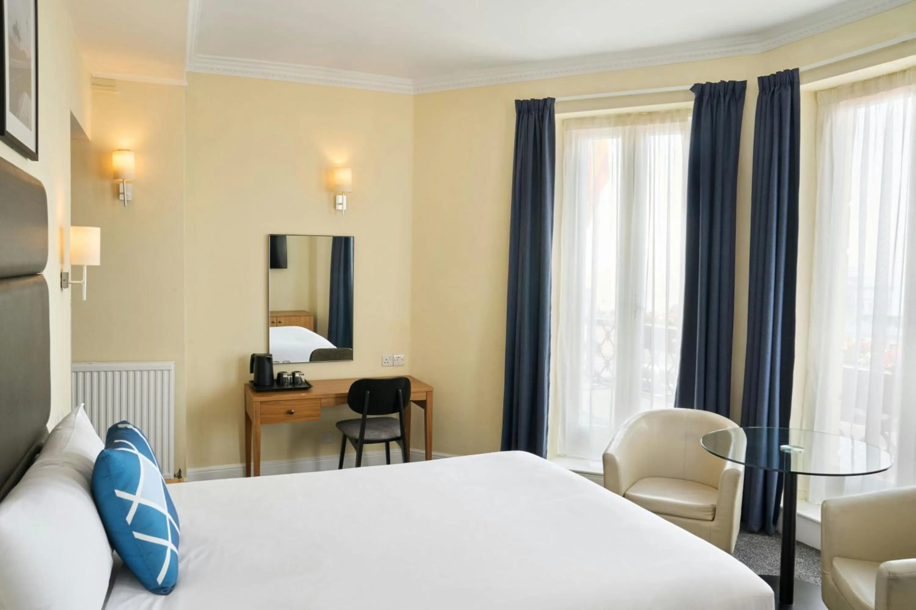 Bedroom, Bed in Four Points Flex by Sheraton Brighton