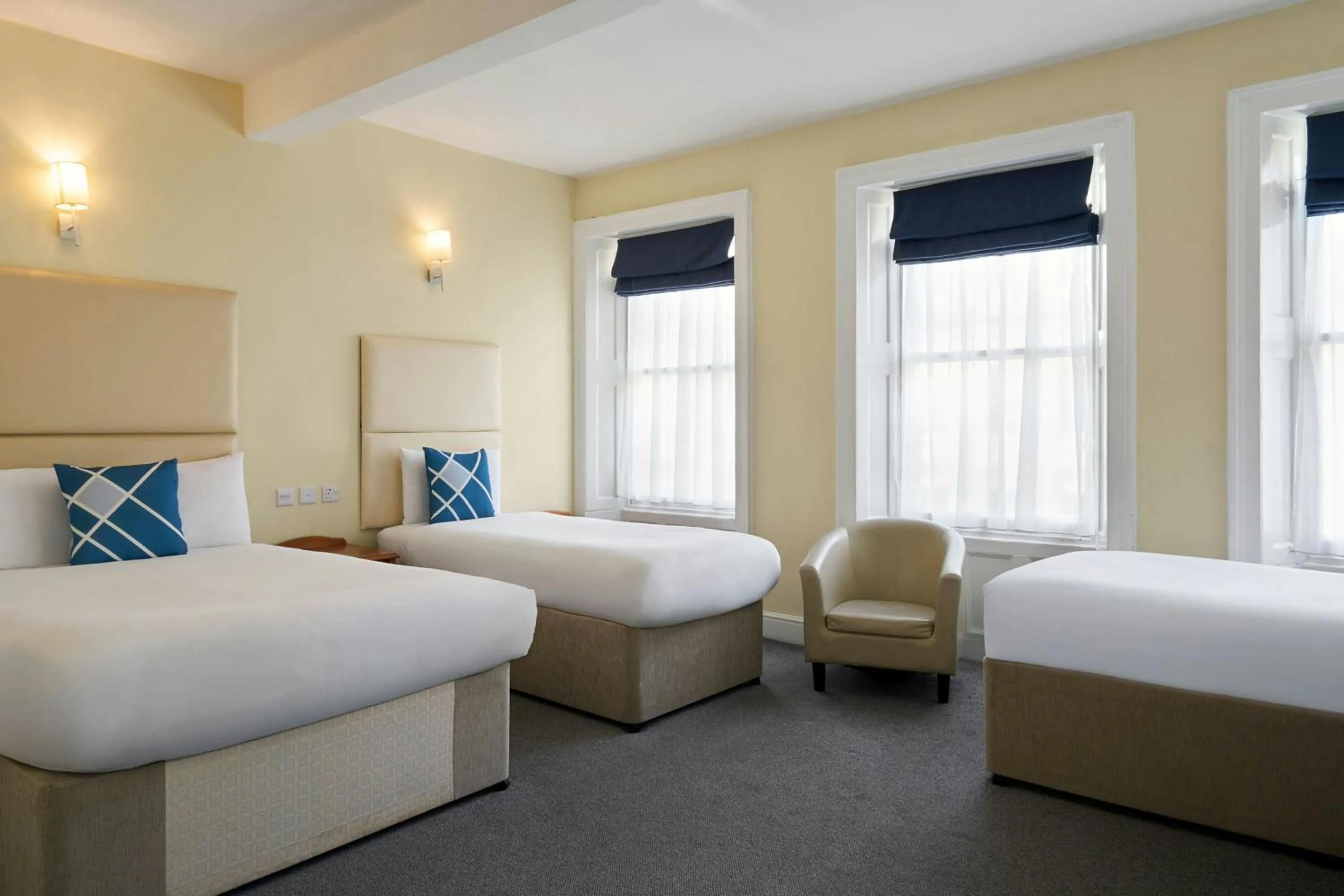 Photo of the whole room, Bed in Four Points Flex by Sheraton Brighton