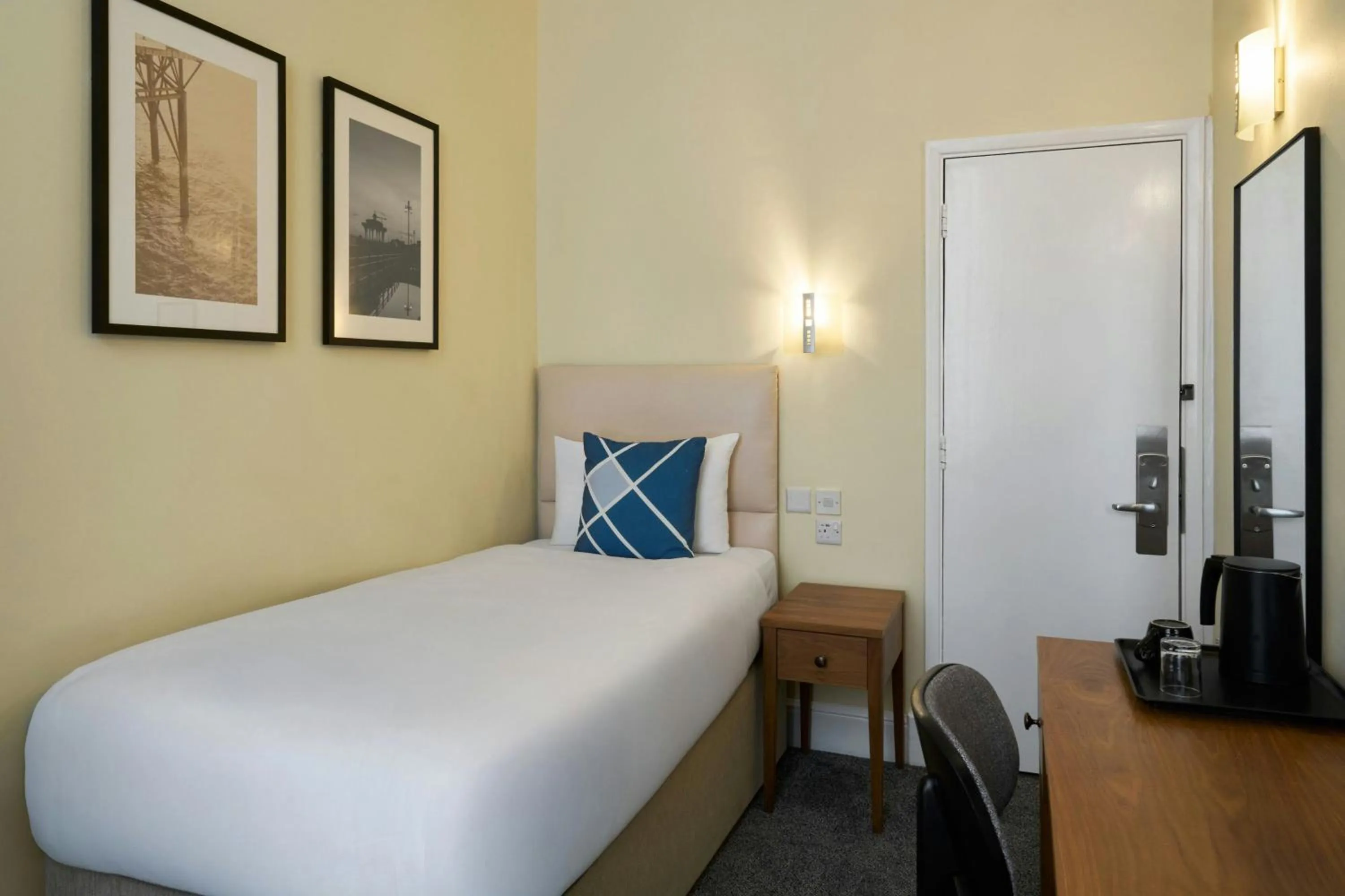 Photo of the whole room, Bed in Four Points Flex by Sheraton Brighton