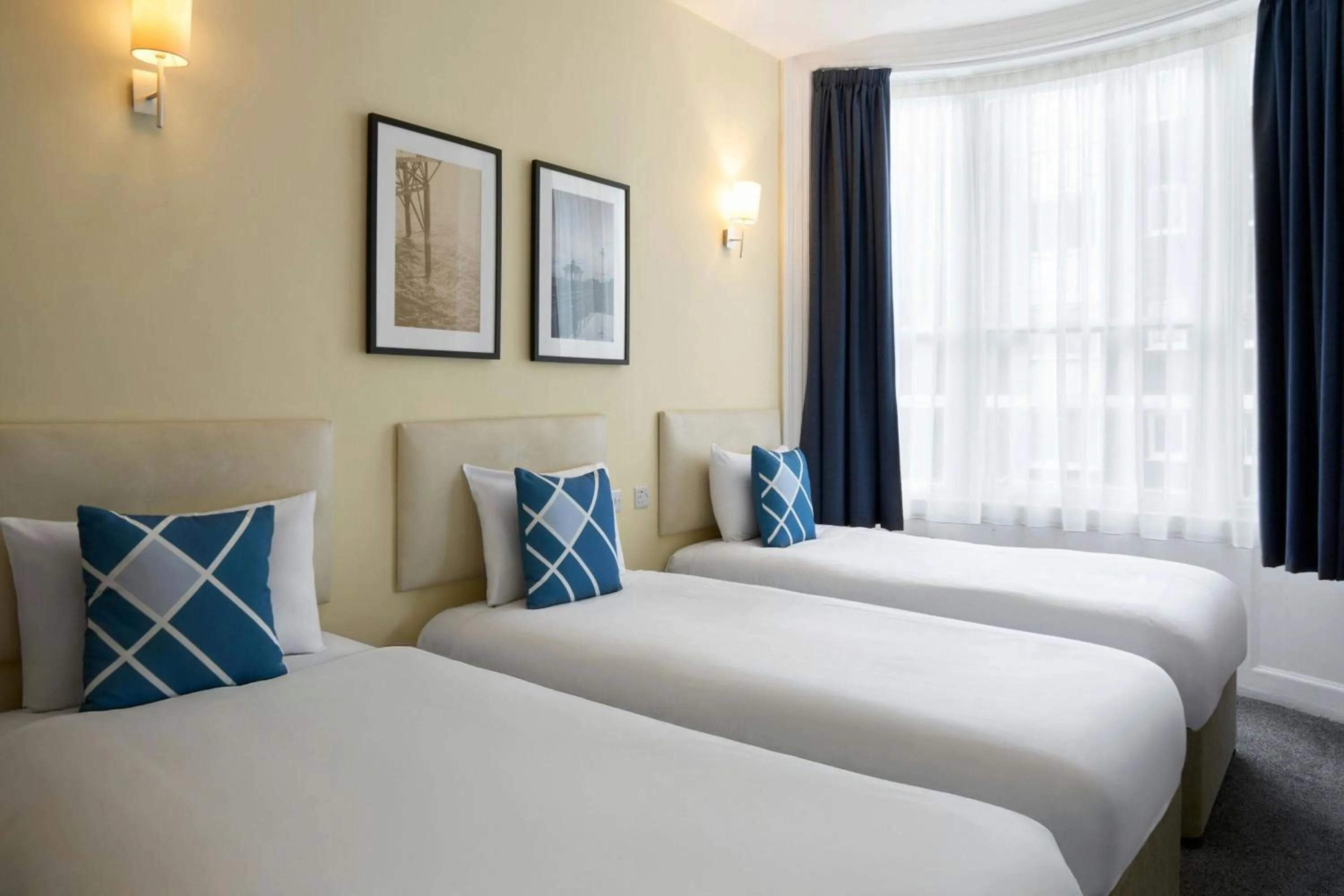 Photo of the whole room, Bed in Four Points Flex by Sheraton Brighton