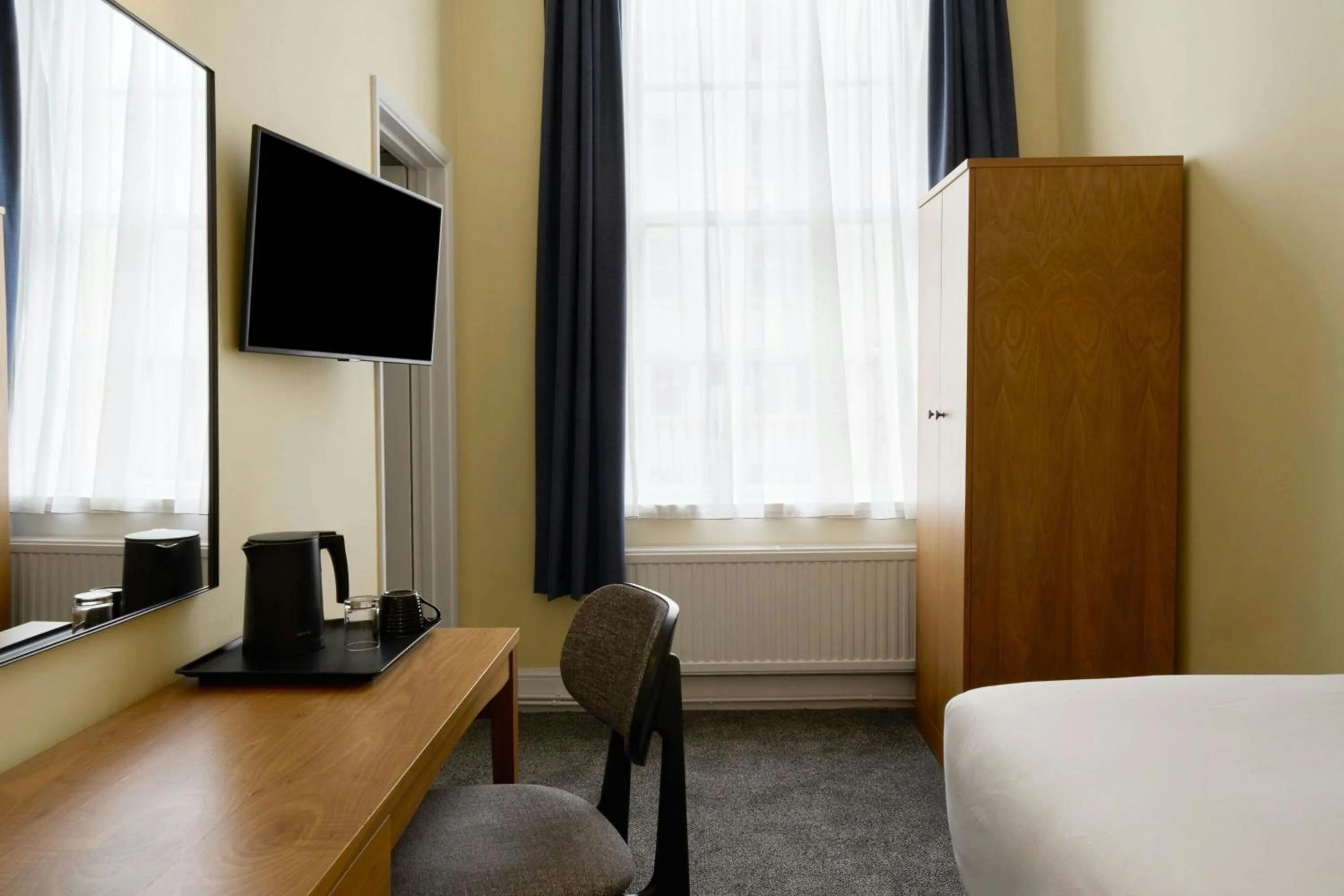 Photo of the whole room, Bed in Four Points Flex by Sheraton Brighton