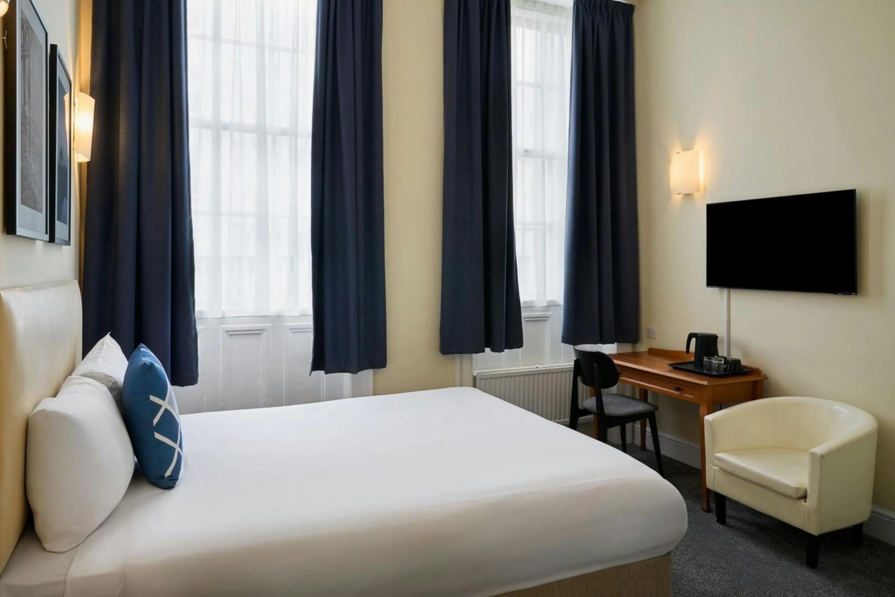 Photo of the whole room, Bed in Four Points Flex by Sheraton Brighton