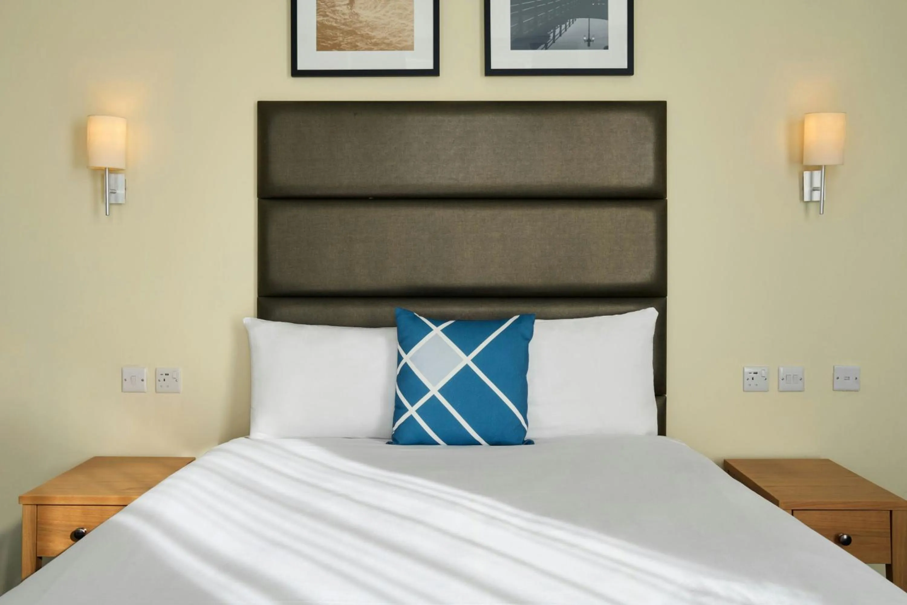 Photo of the whole room, Bed in Four Points Flex by Sheraton Brighton