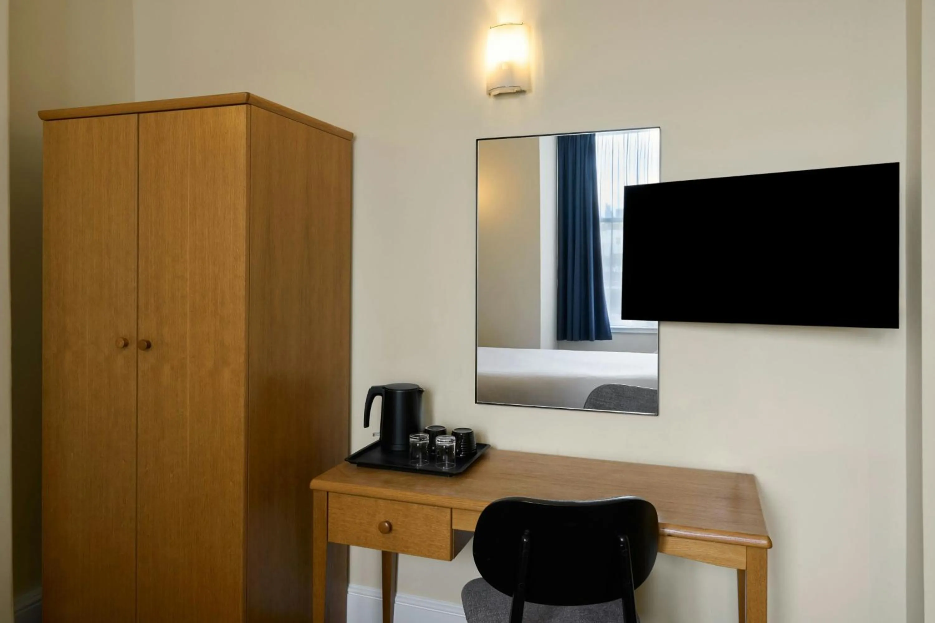 Photo of the whole room, Bed in Four Points Flex by Sheraton Brighton