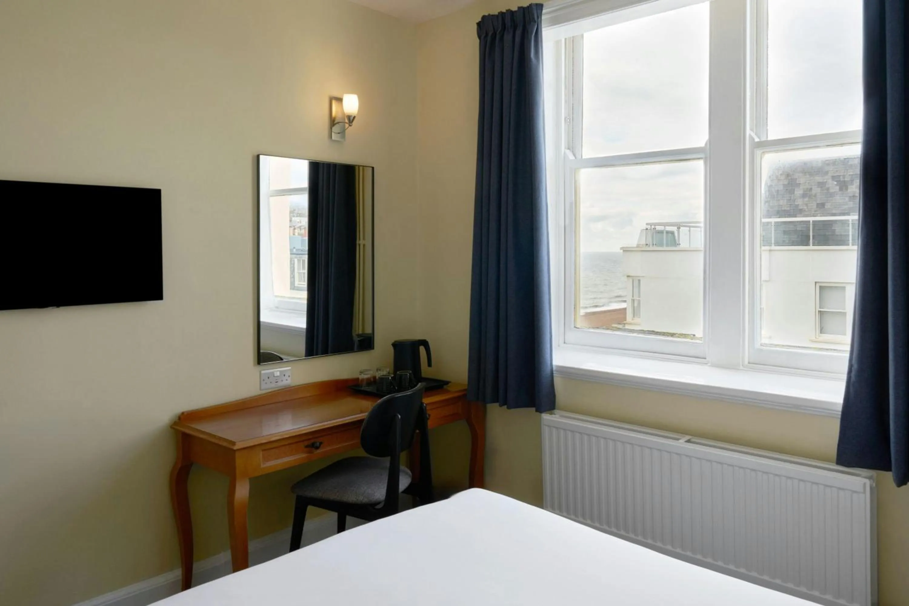 Photo of the whole room, Bed in Four Points Flex by Sheraton Brighton