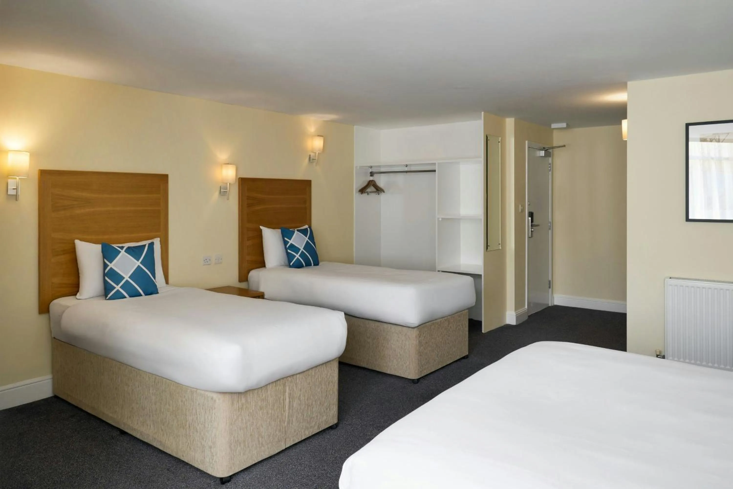Photo of the whole room, Bed in Four Points Flex by Sheraton Brighton