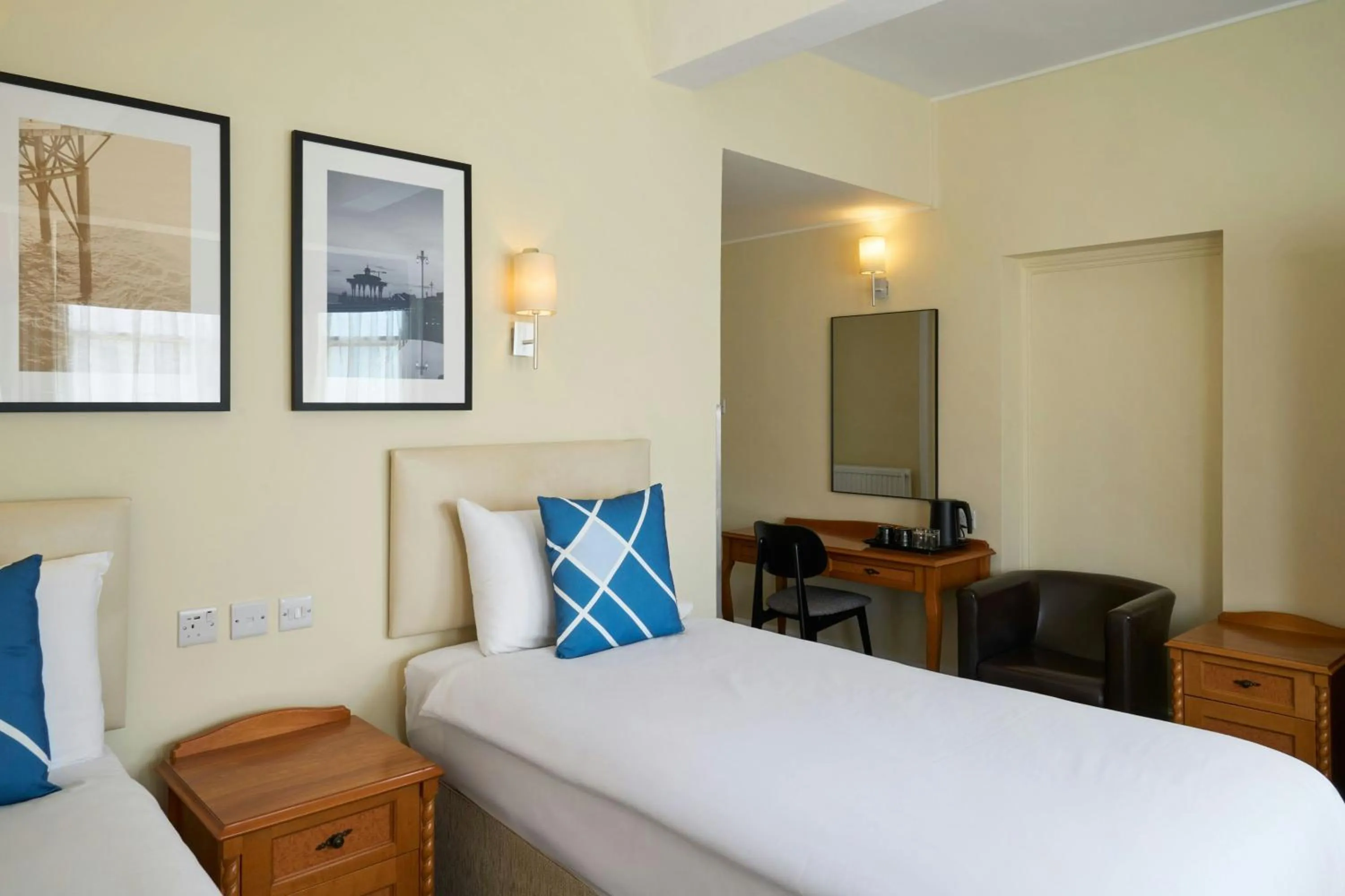 Photo of the whole room, Bed in Four Points Flex by Sheraton Brighton