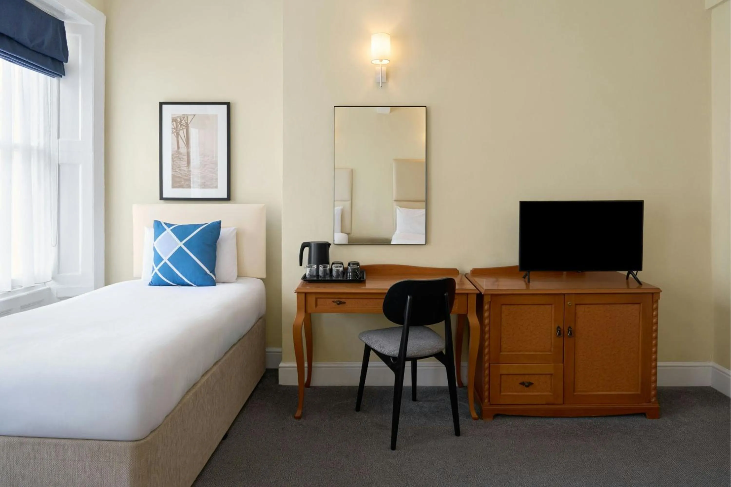 Photo of the whole room, Bed in Four Points Flex by Sheraton Brighton Seafront