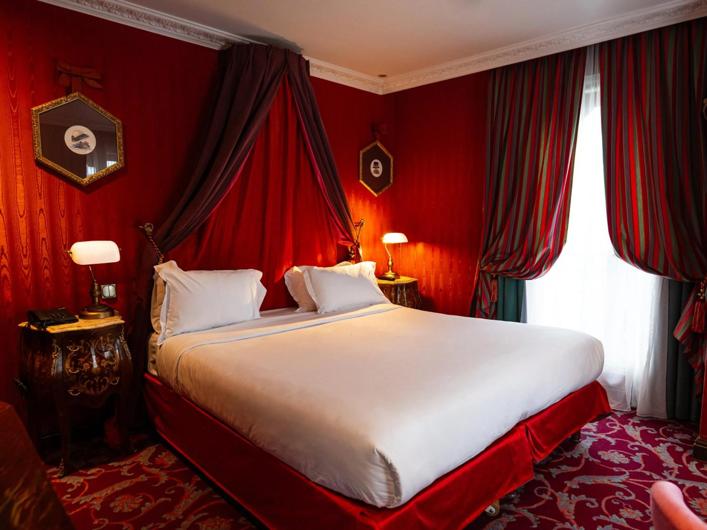 Photo of the whole room, Bed in La Villa Royale