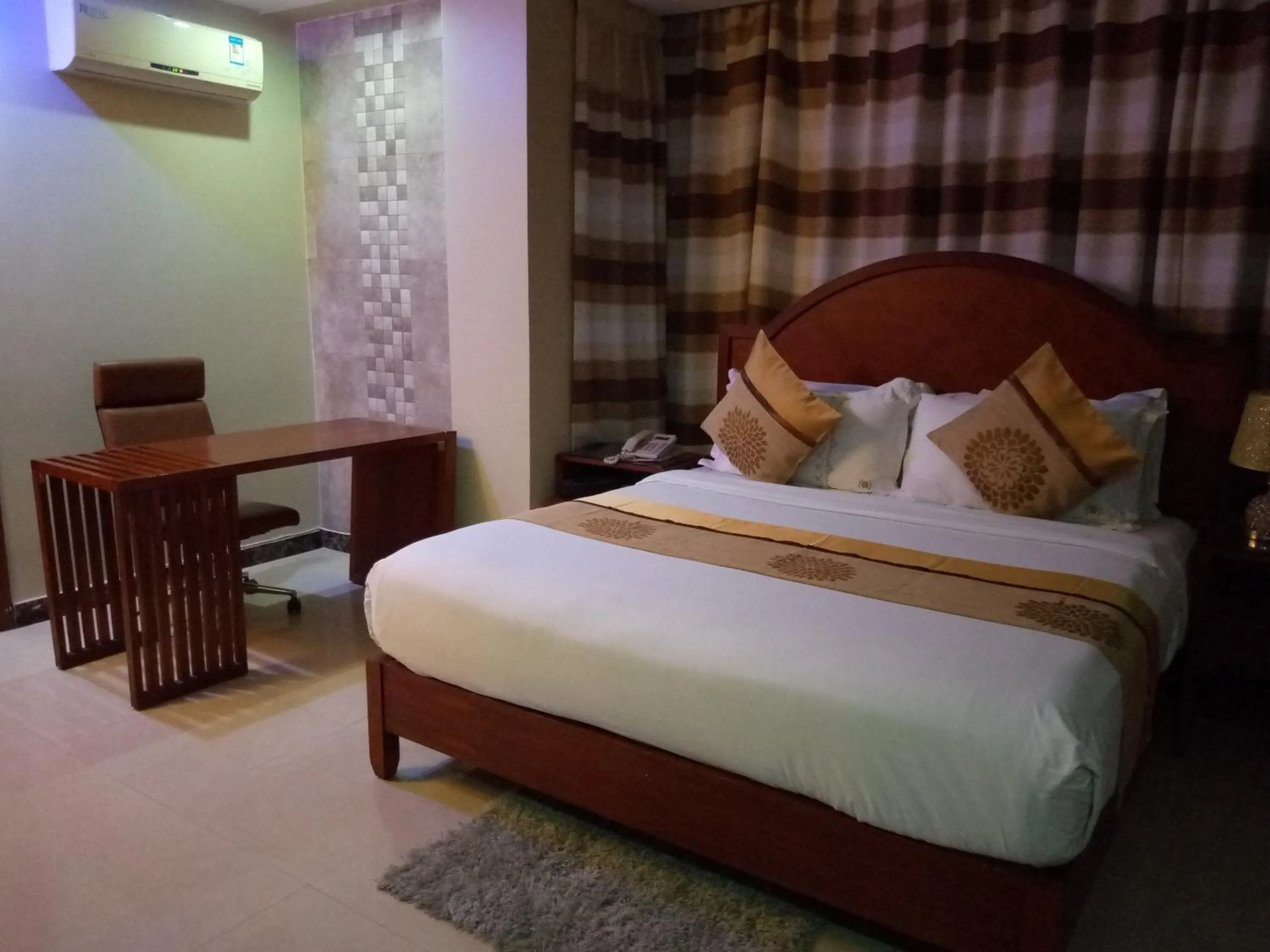 Photo of the whole room, Bed in Zimbo Golden Hotel