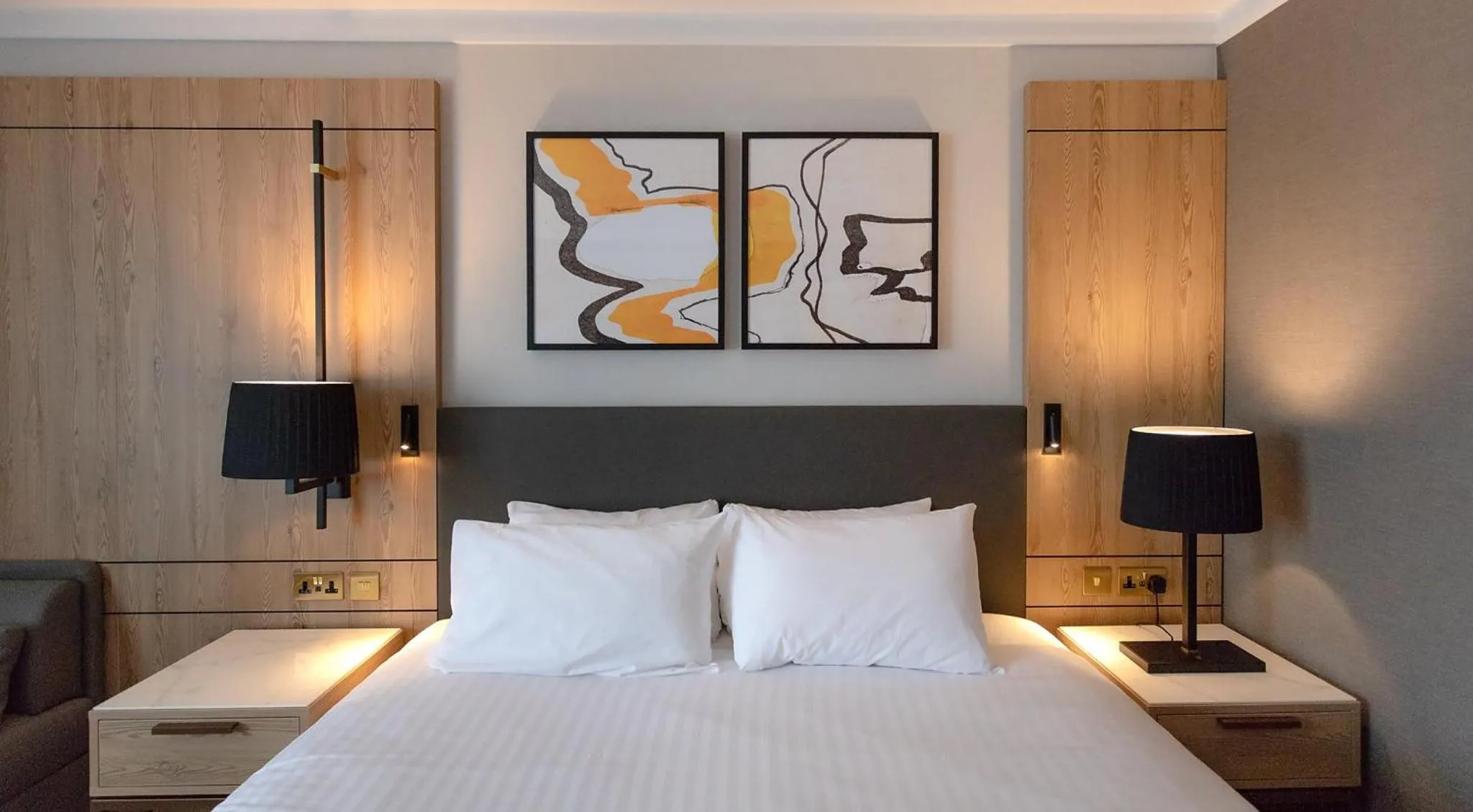 Photo of the whole room, Bed in Crowne Plaza Marlow by IHG