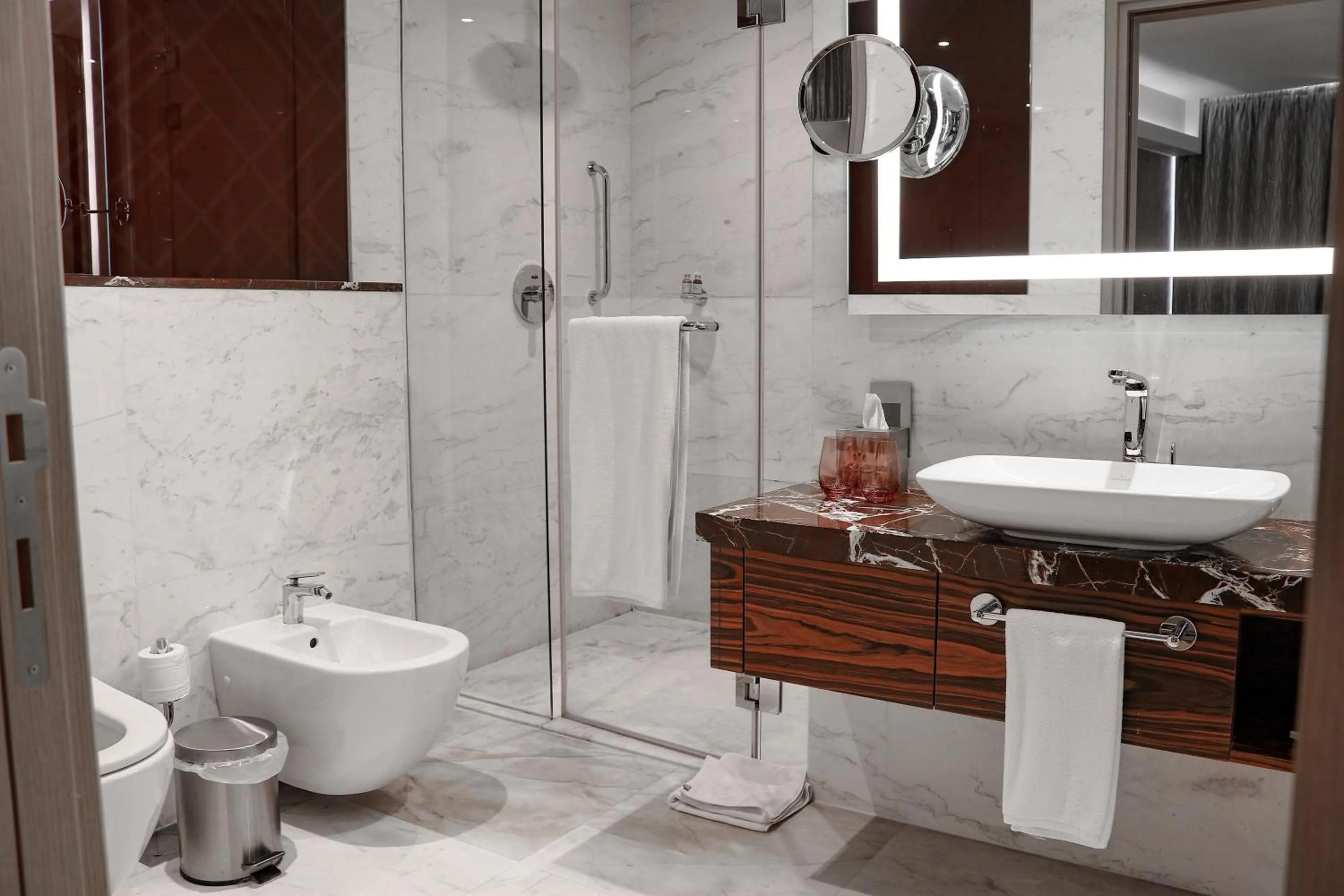 Shower in Millennium Plaza Doha