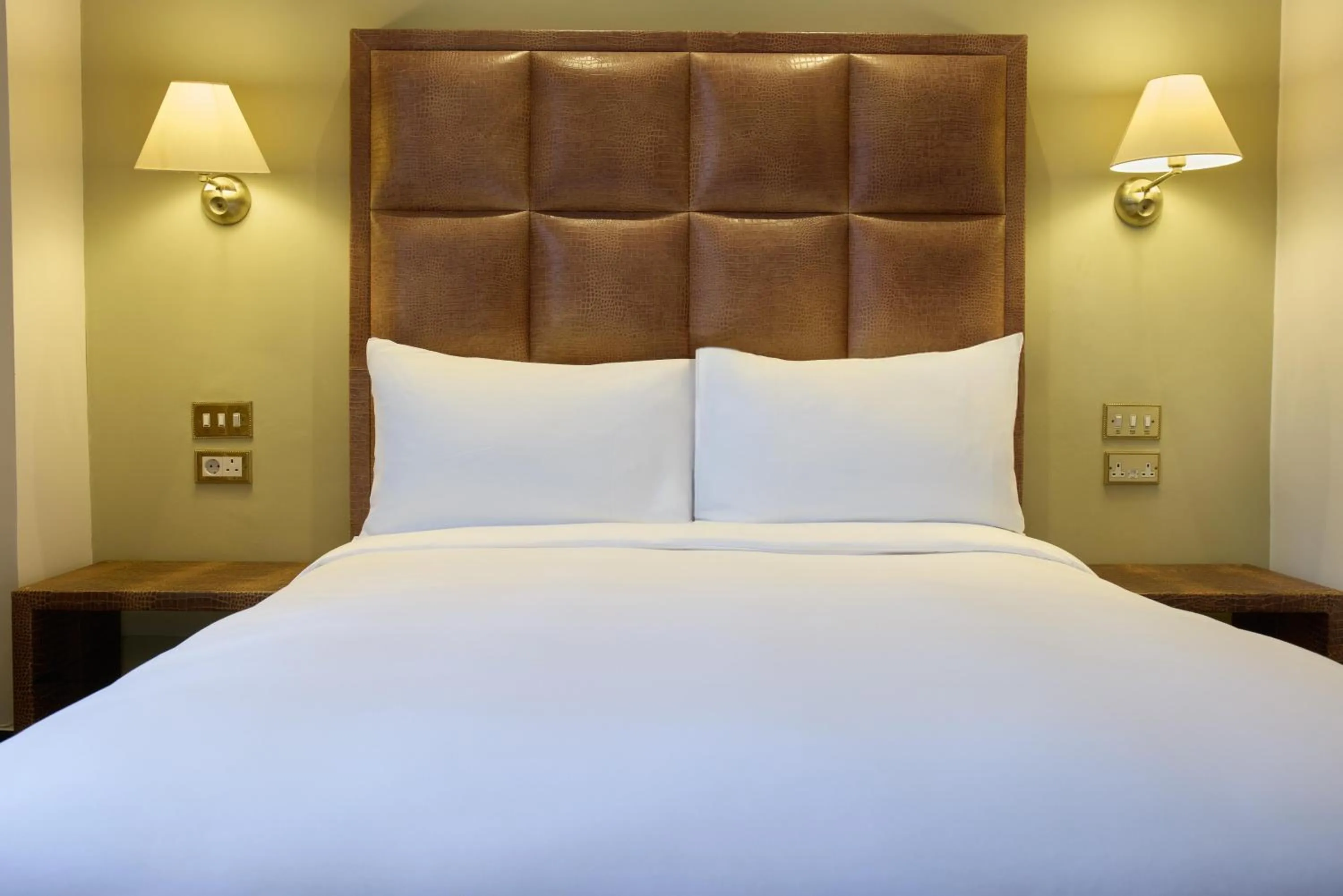 Bedroom, Bed in Radisson Blu Hotel, London Leicester Square