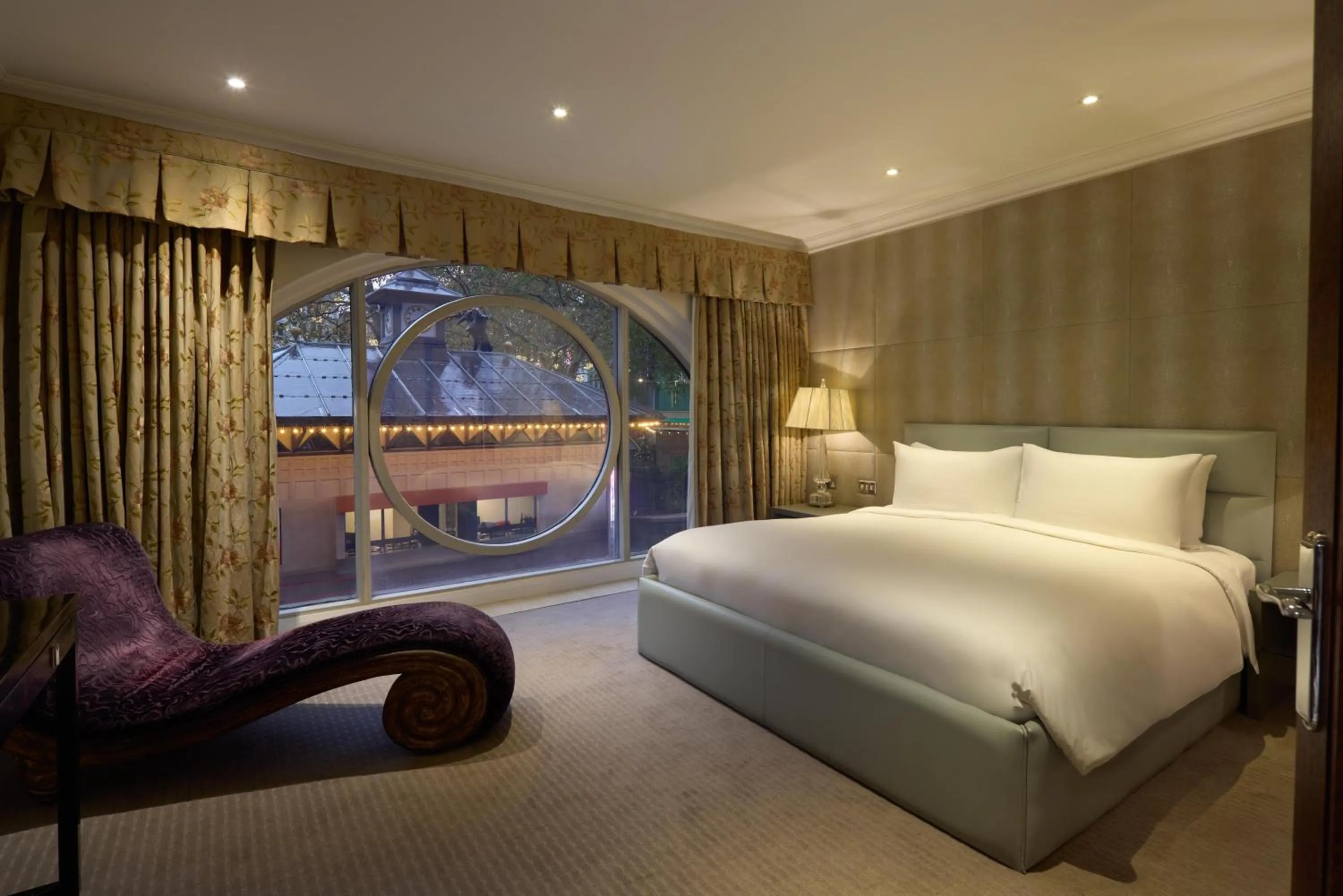 Photo of the whole room, Bed in Radisson Blu Hotel, London Leicester Square