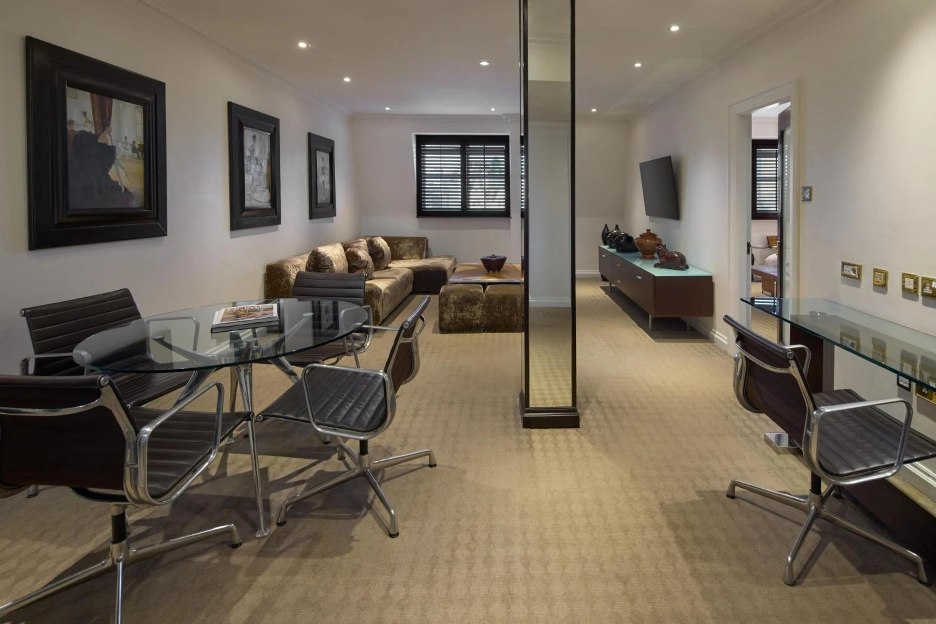 Photo of the whole room in Radisson Blu Hotel, London Leicester Square