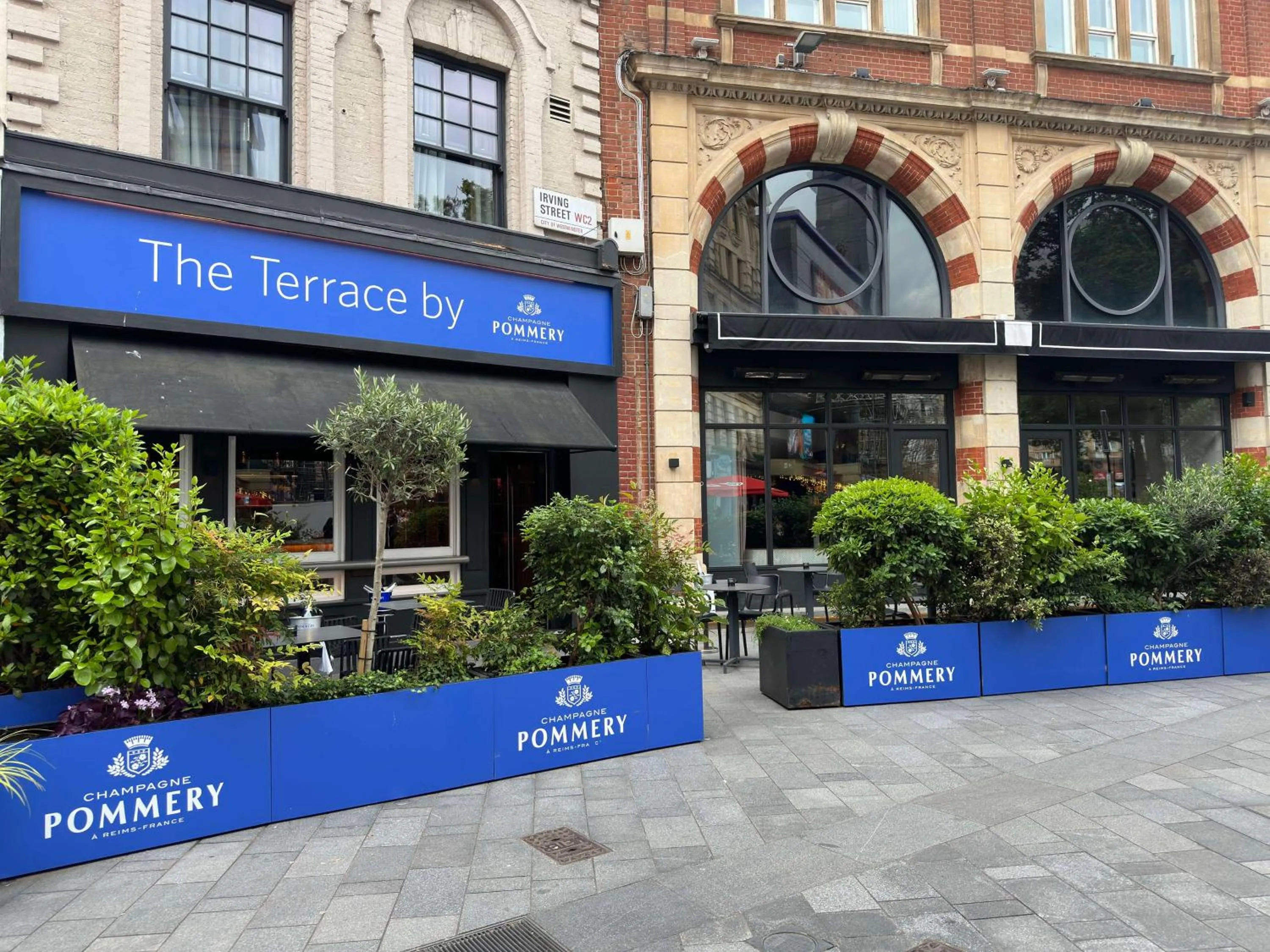 Lounge or bar in Radisson Blu Hotel, London Leicester Square