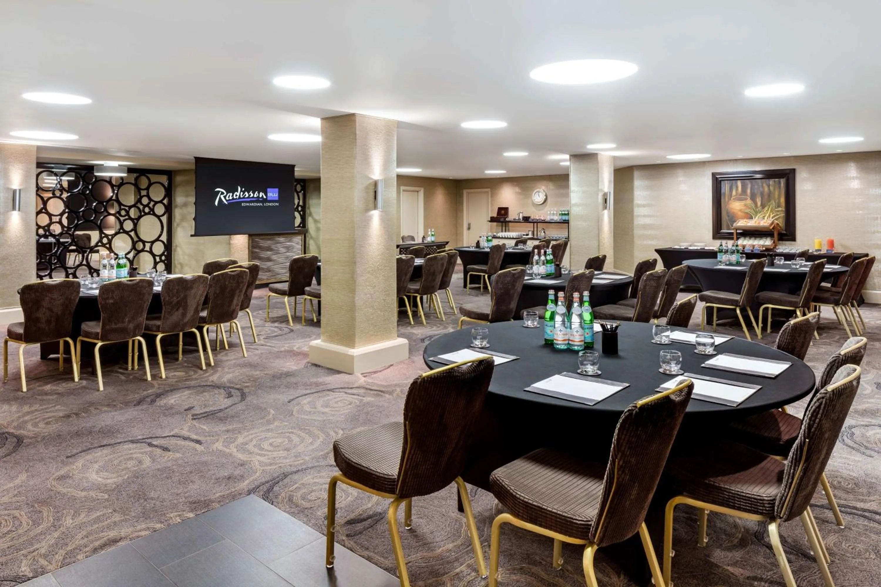 Meeting/conference room in Radisson Blu Edwardian Grafton Hotel, London