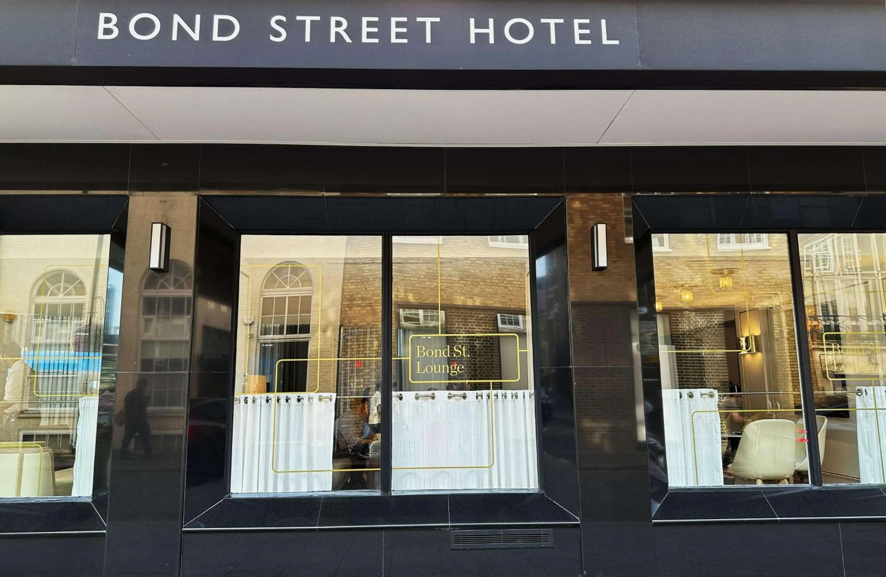 Lounge or bar in Radisson Blu Hotel, London Bond Street