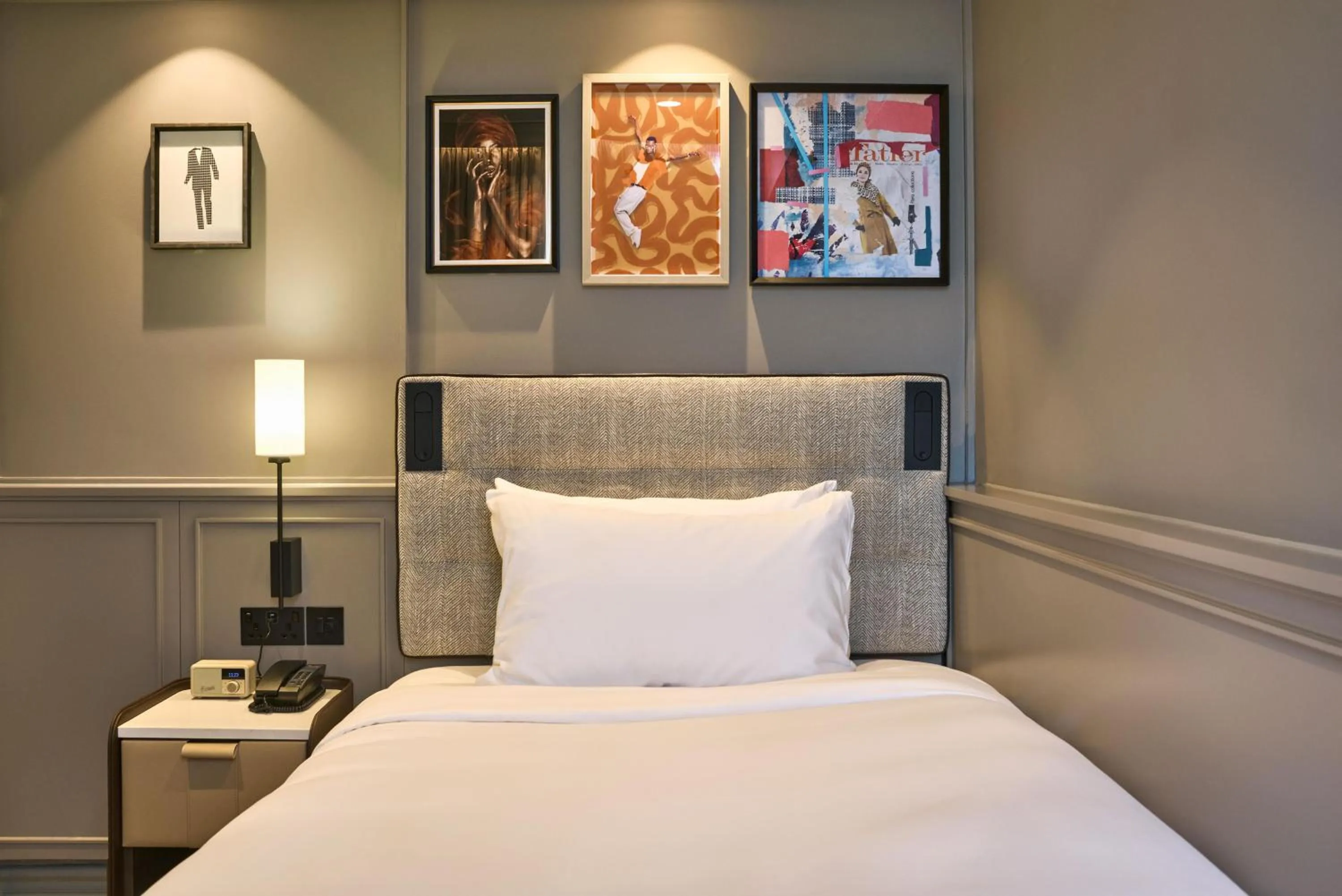 Bedroom, Bed in Radisson Blu Hotel, London Bond Street