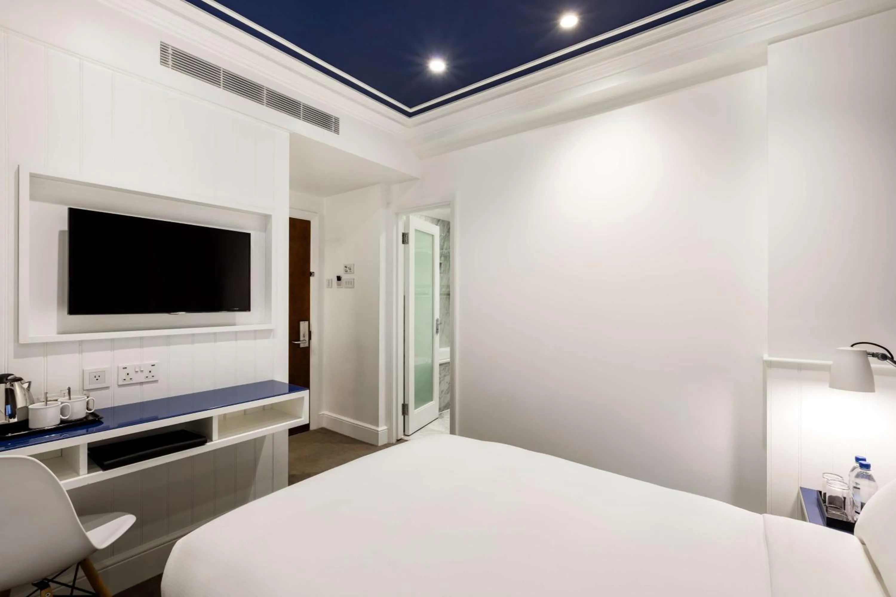 Bedroom, Bed in Radisson Blu Hotel, London Tottenham Court Road