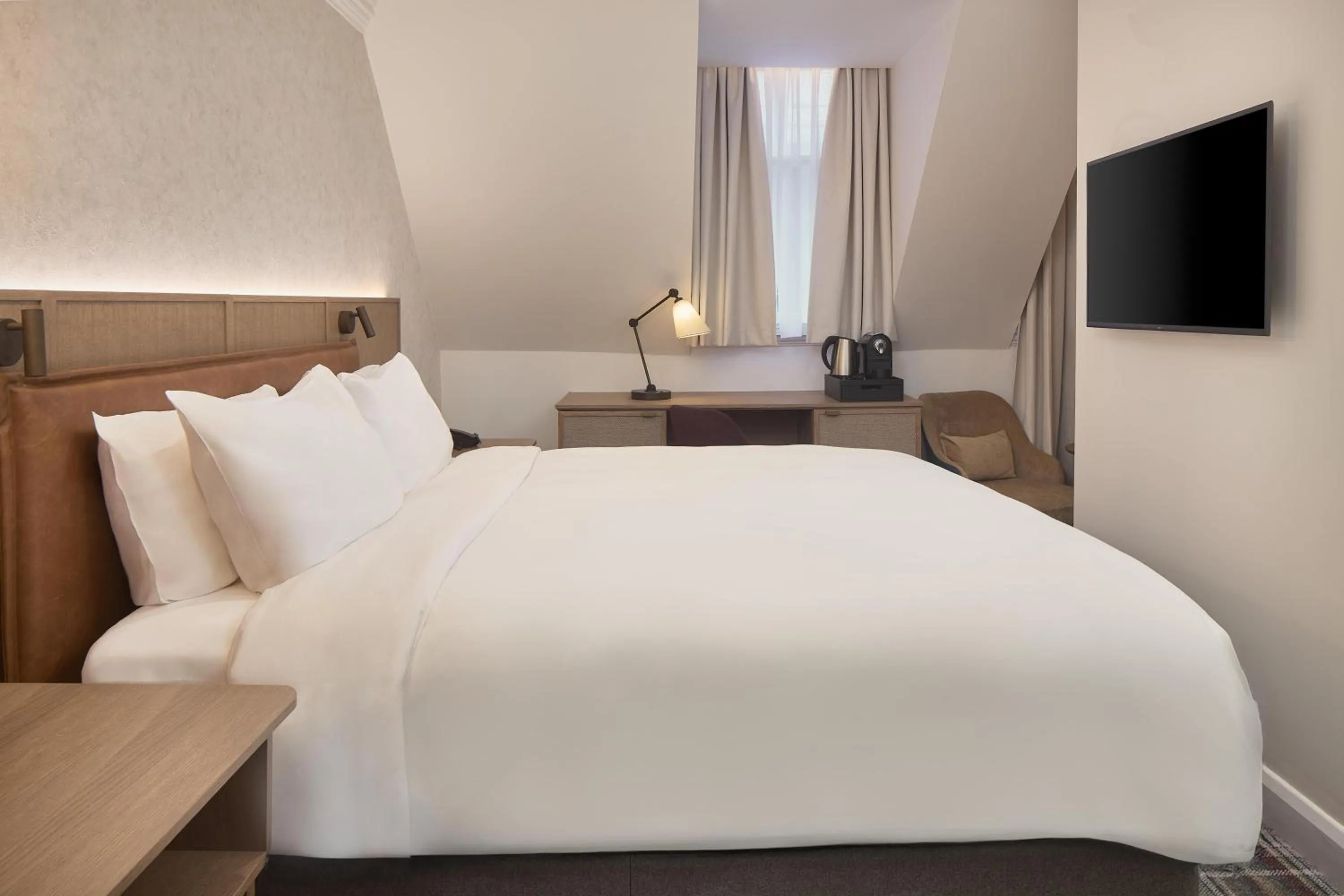 Bedroom, Bed in Radisson Blu Hotel, London Tottenham Court Road