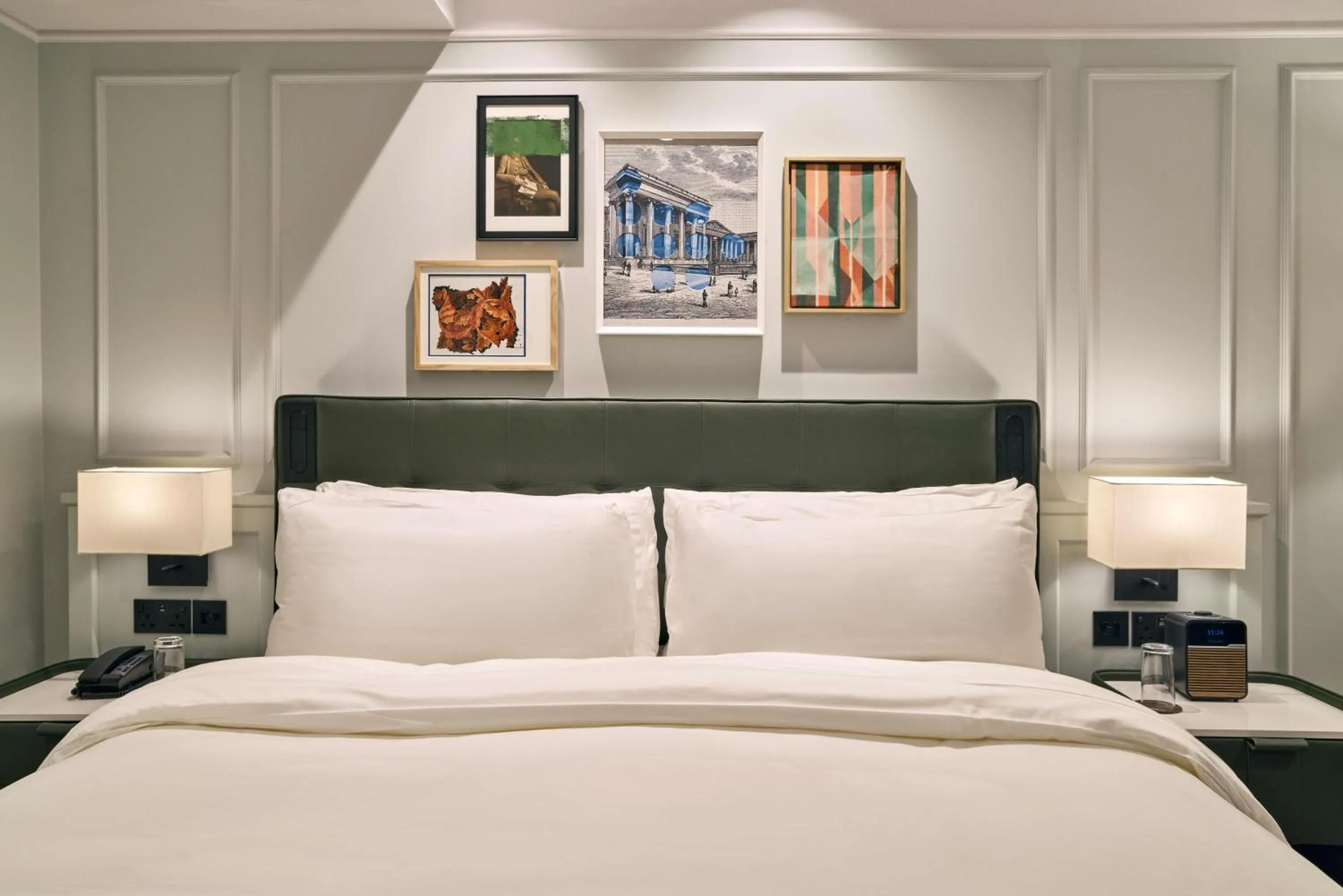 Bedroom, Bed in Radisson Blu Hotel, London Bloomsbury