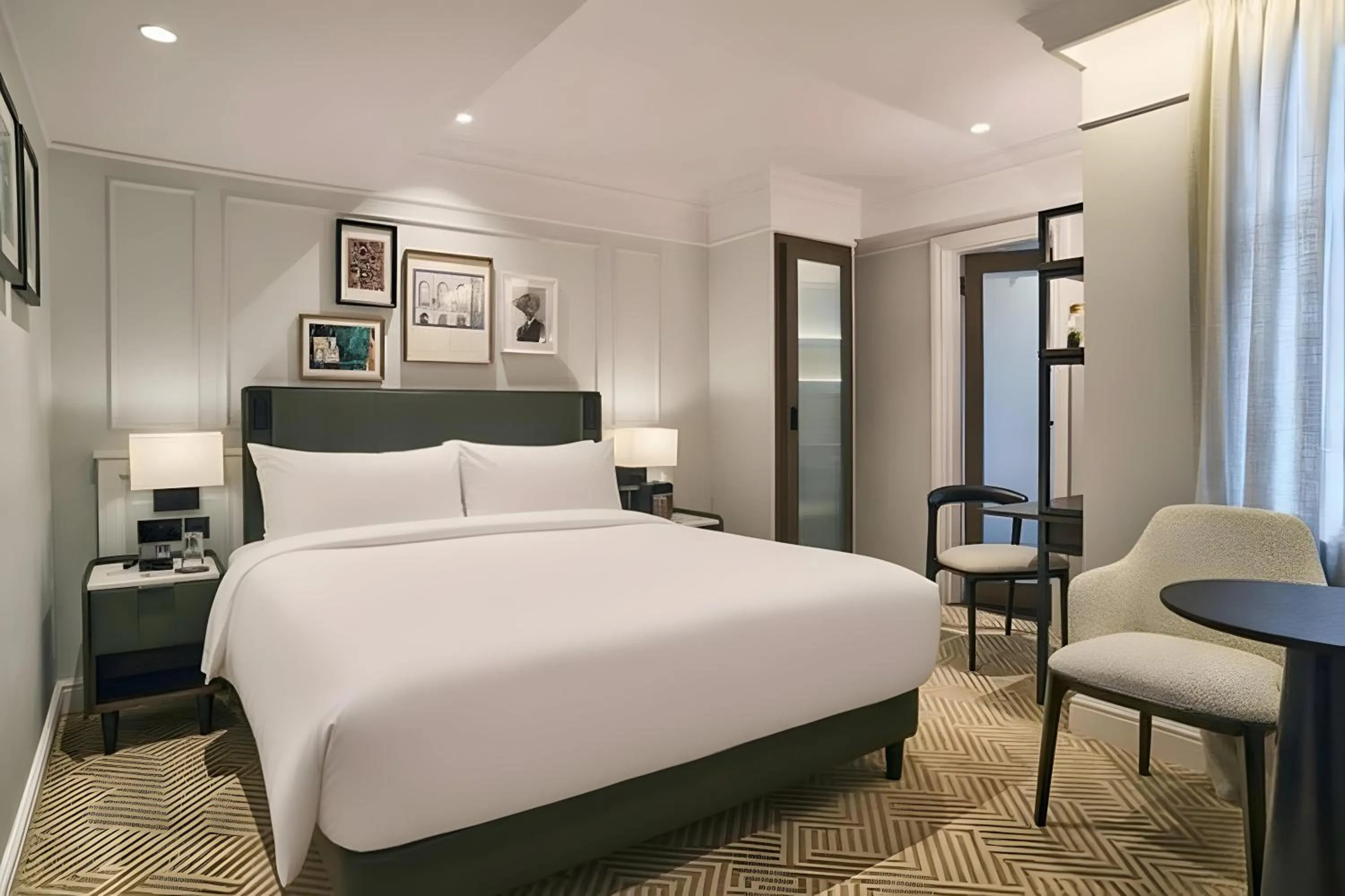 Bedroom, Bed in Radisson Blu Hotel, London Bloomsbury