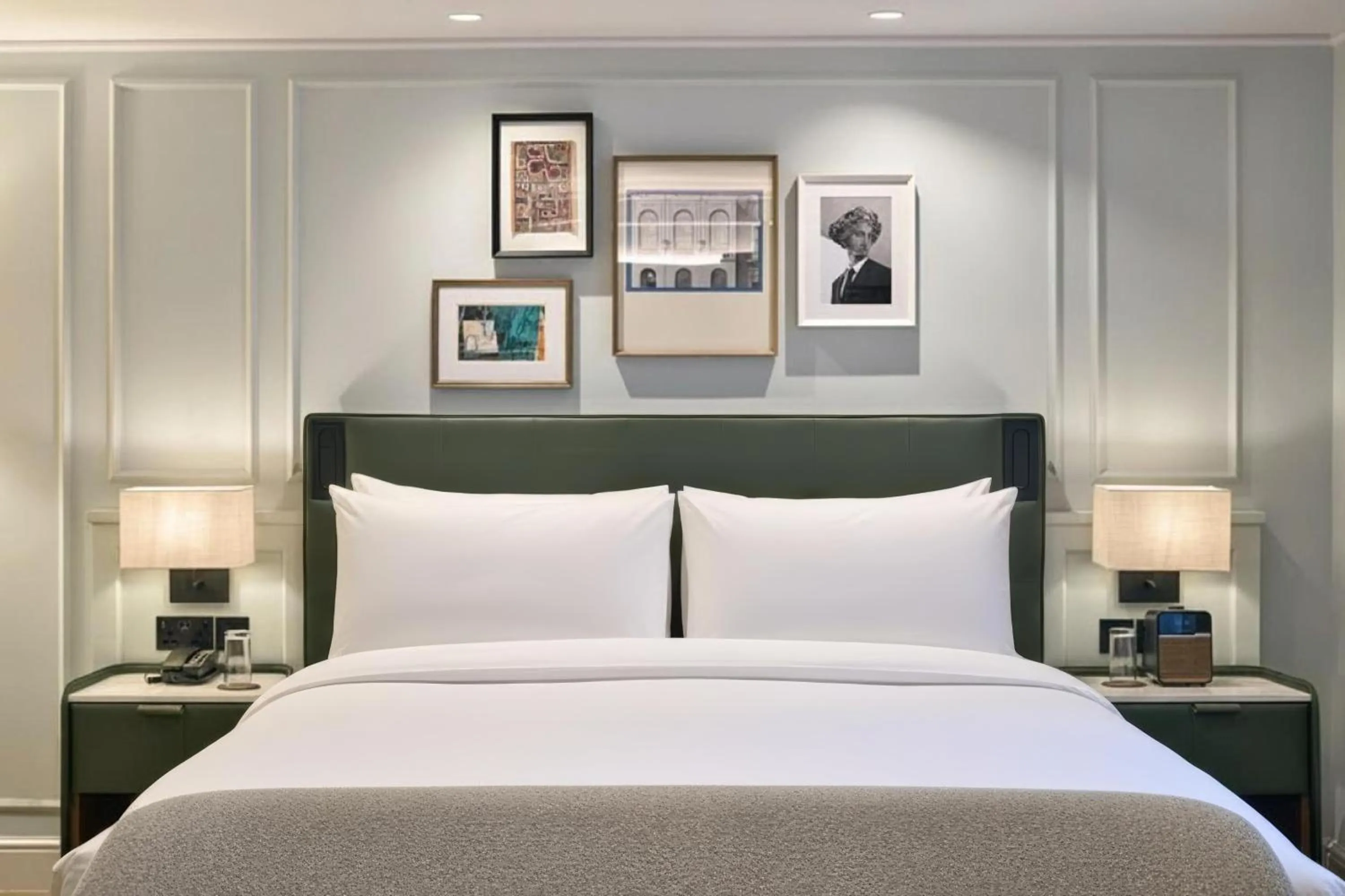 Photo of the whole room, Bed in Radisson Blu Hotel, London Bloomsbury