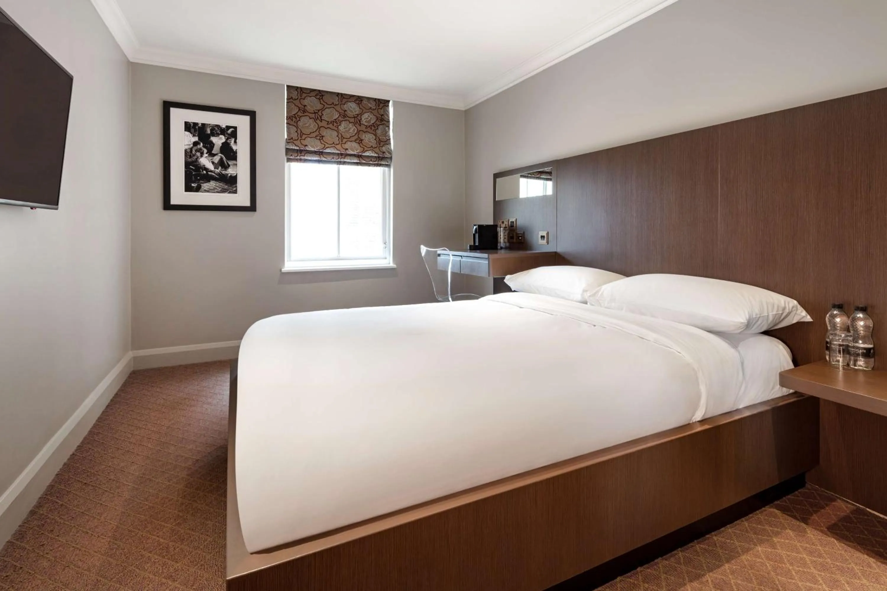 Bedroom, Bed in Radisson Blu Hotel, London Bloomsbury