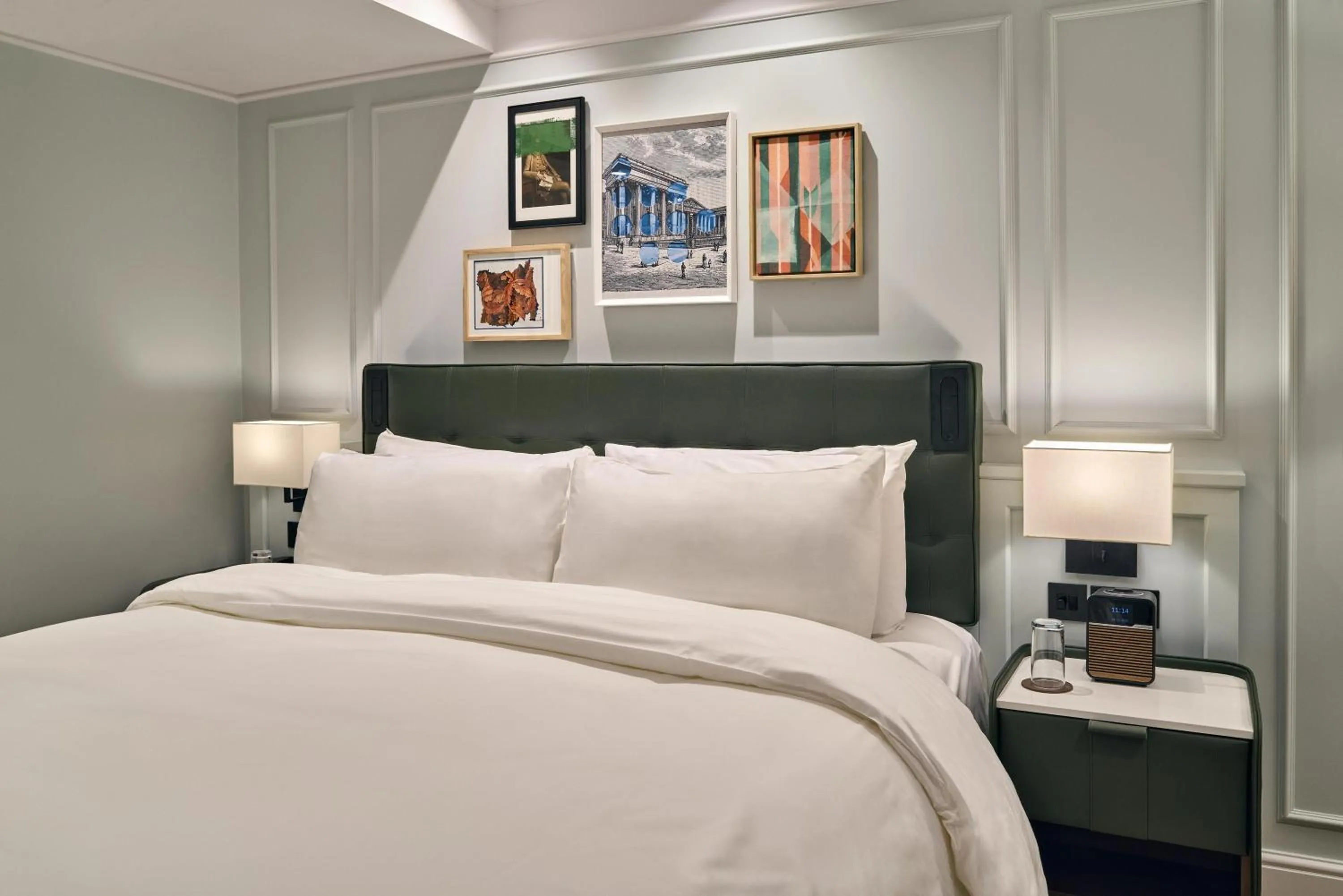 Bedroom, Bed in Radisson Blu Hotel, London Bloomsbury