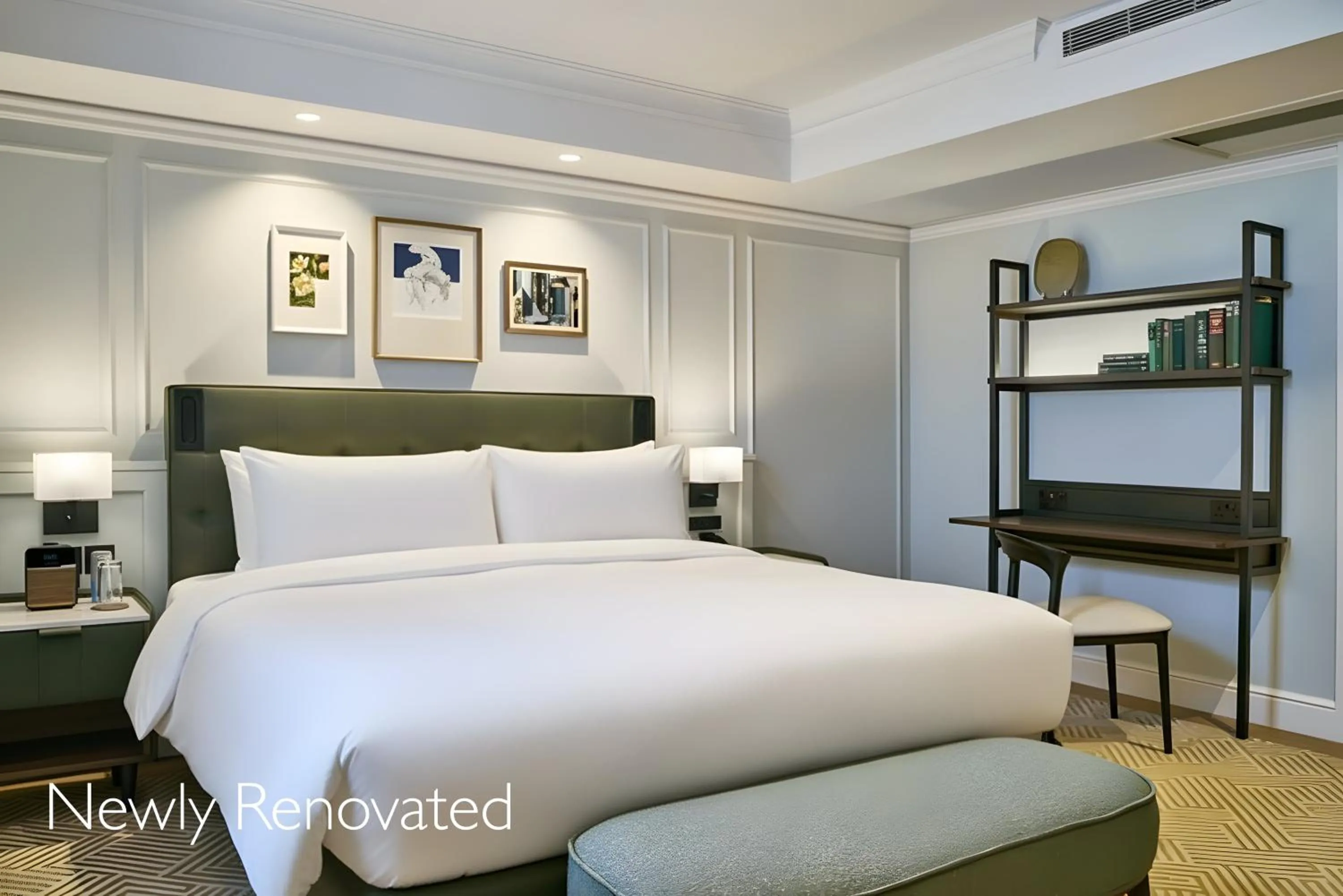 Bedroom, Bed in Radisson Blu Hotel, London Bloomsbury