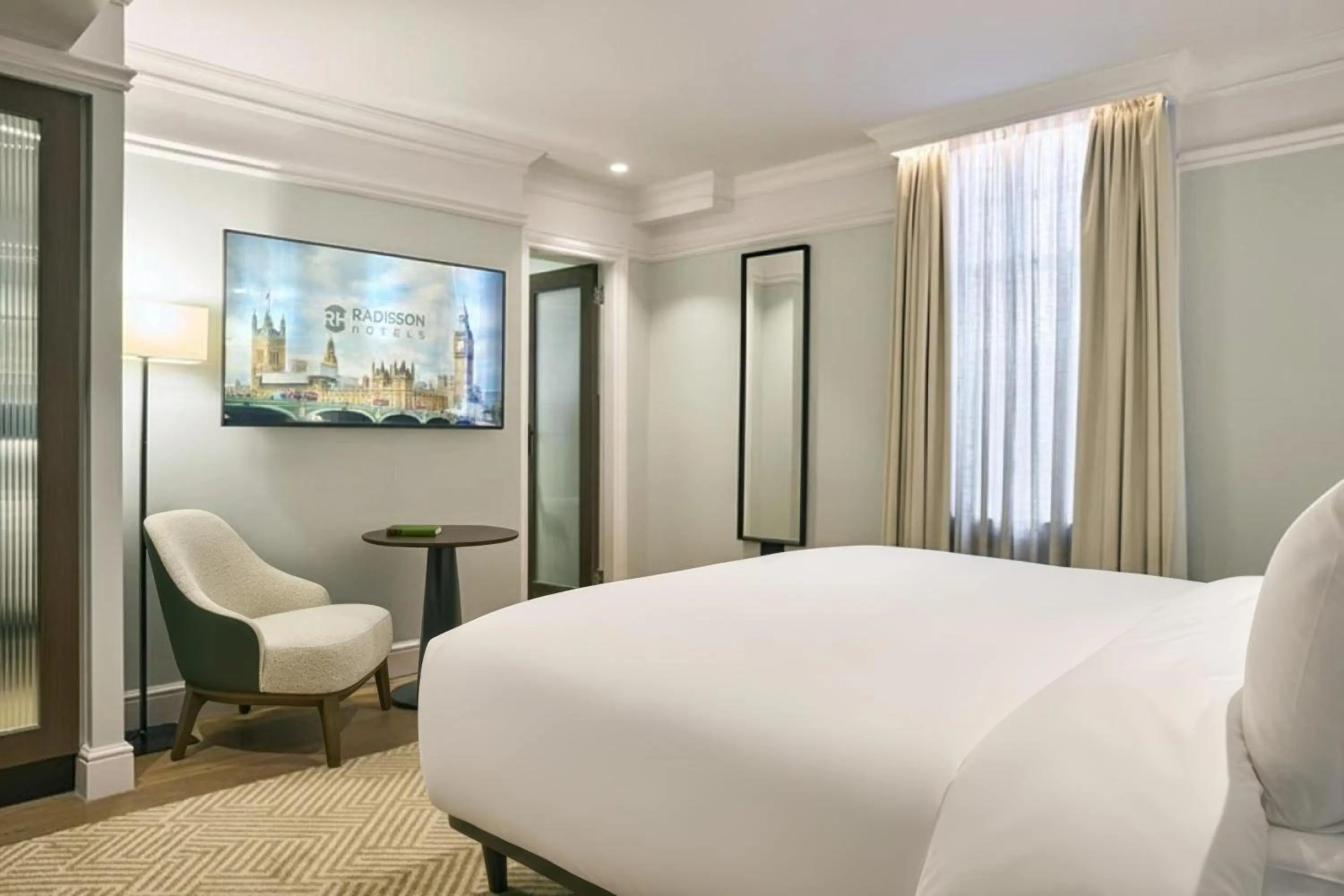 Bedroom, Bed in Radisson Blu Hotel, London Bloomsbury