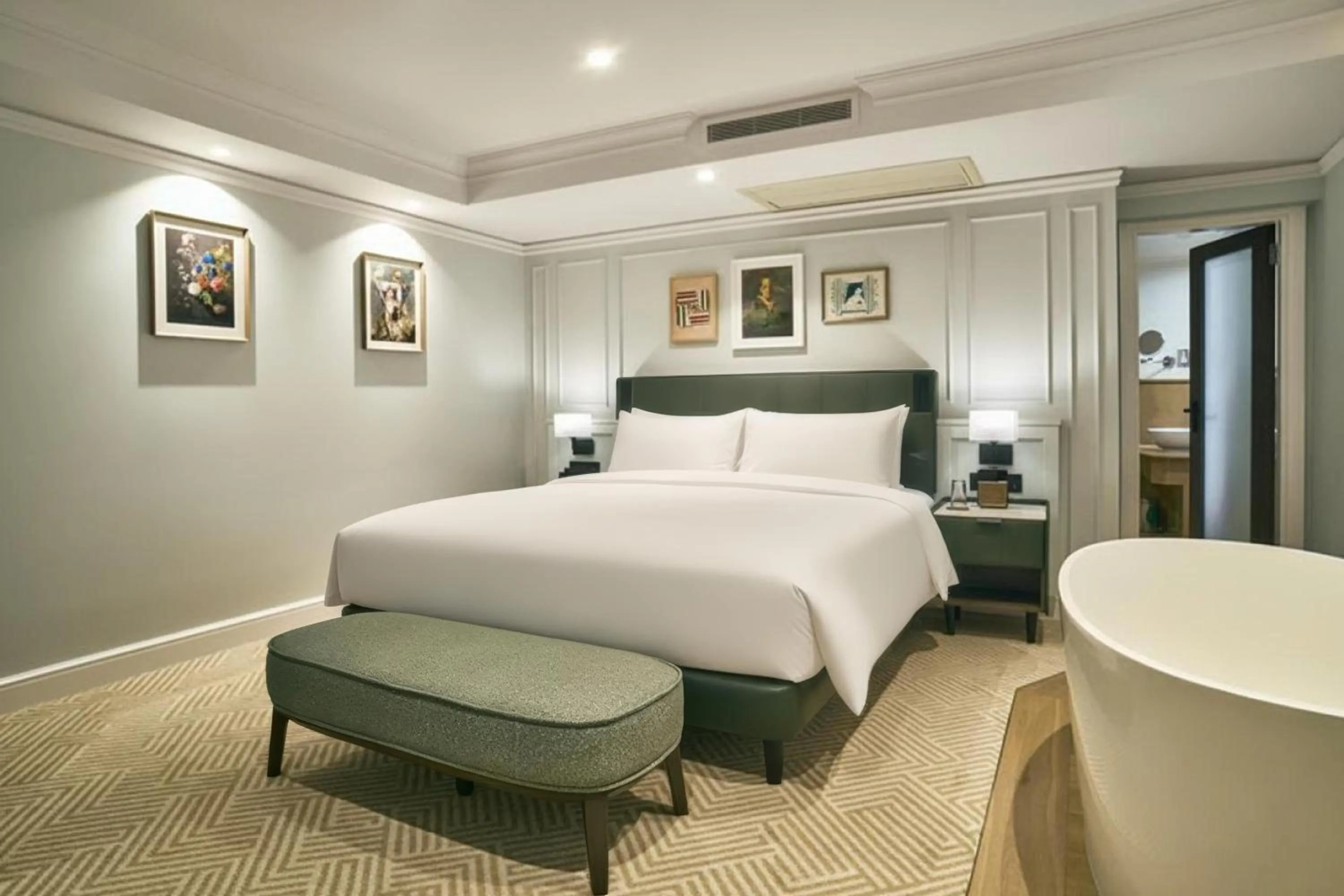 Photo of the whole room, Bed in Radisson Blu Hotel, London Bloomsbury