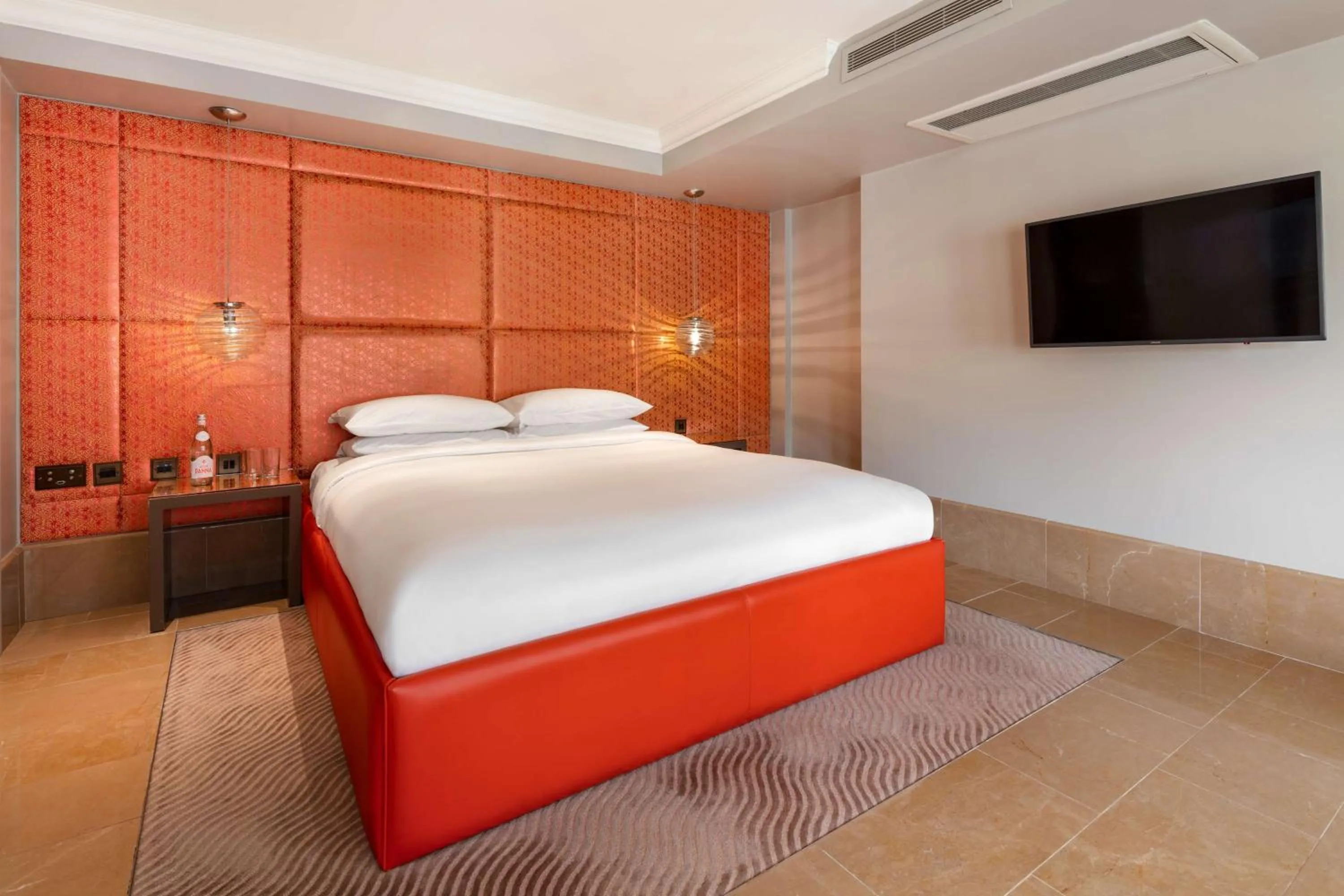 Photo of the whole room, Bed in Radisson Blu Hotel, London Bloomsbury