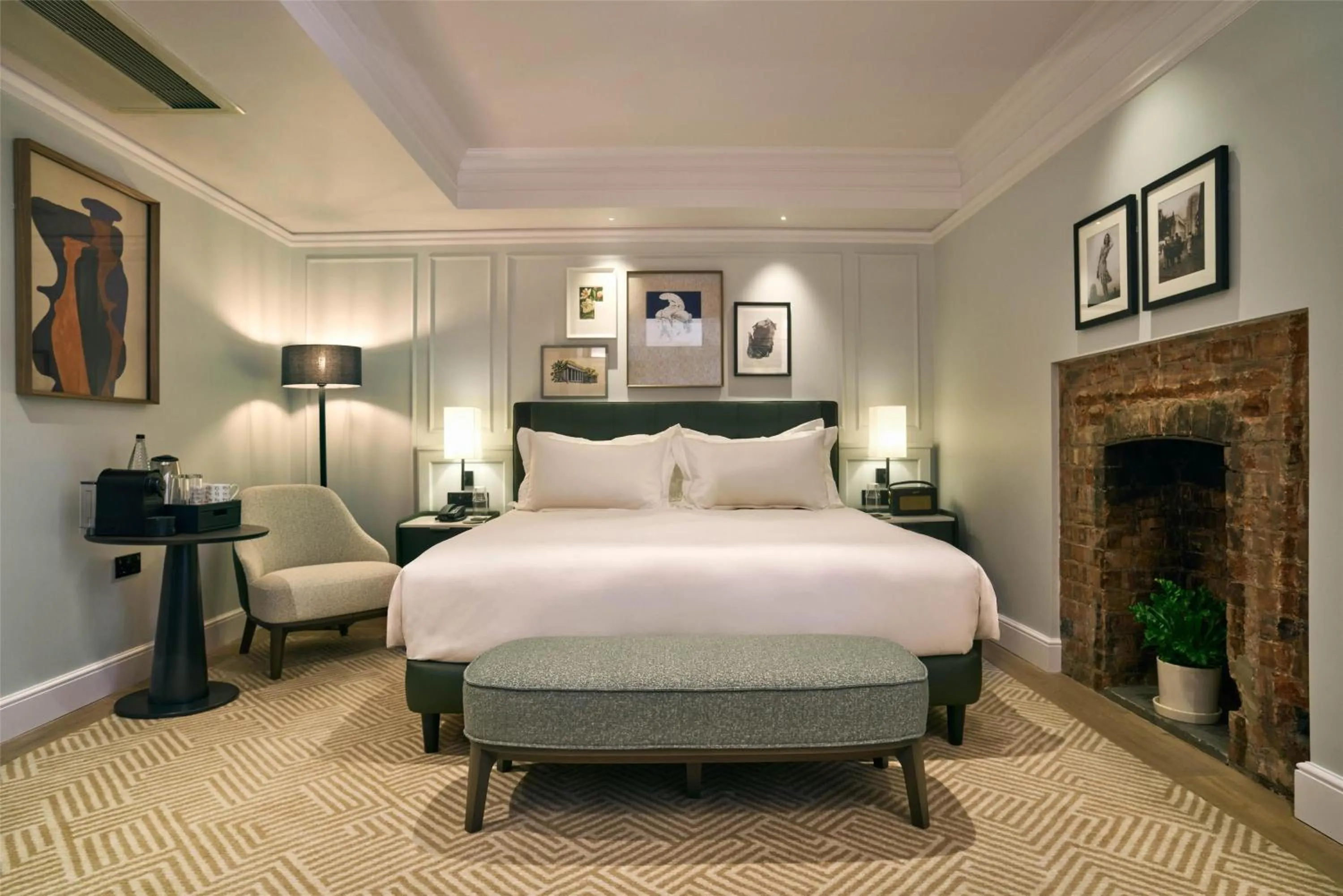 Bedroom, Bed in Radisson Blu Hotel, London Bloomsbury