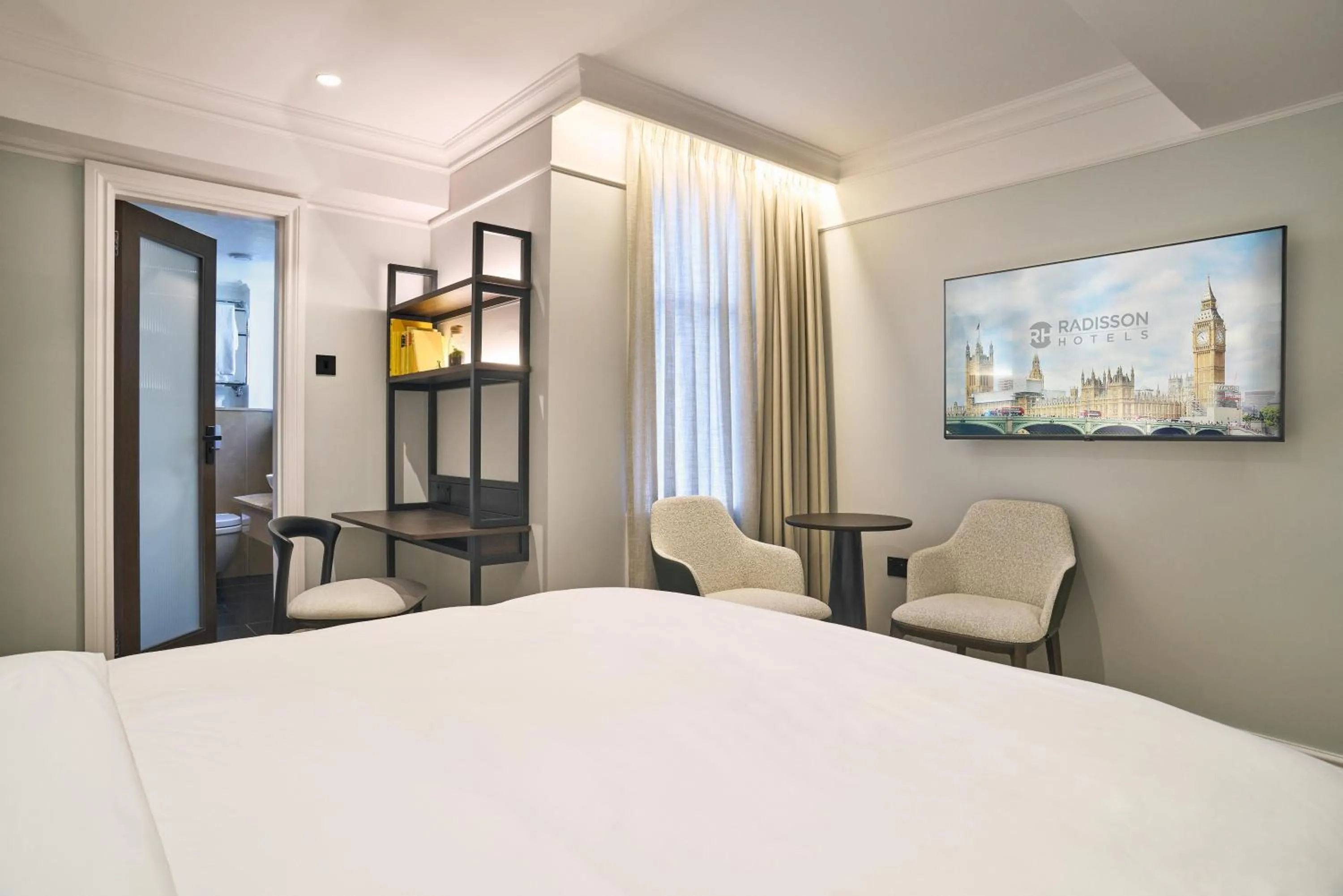 Bedroom, Bed in Radisson Blu Hotel, London Bloomsbury