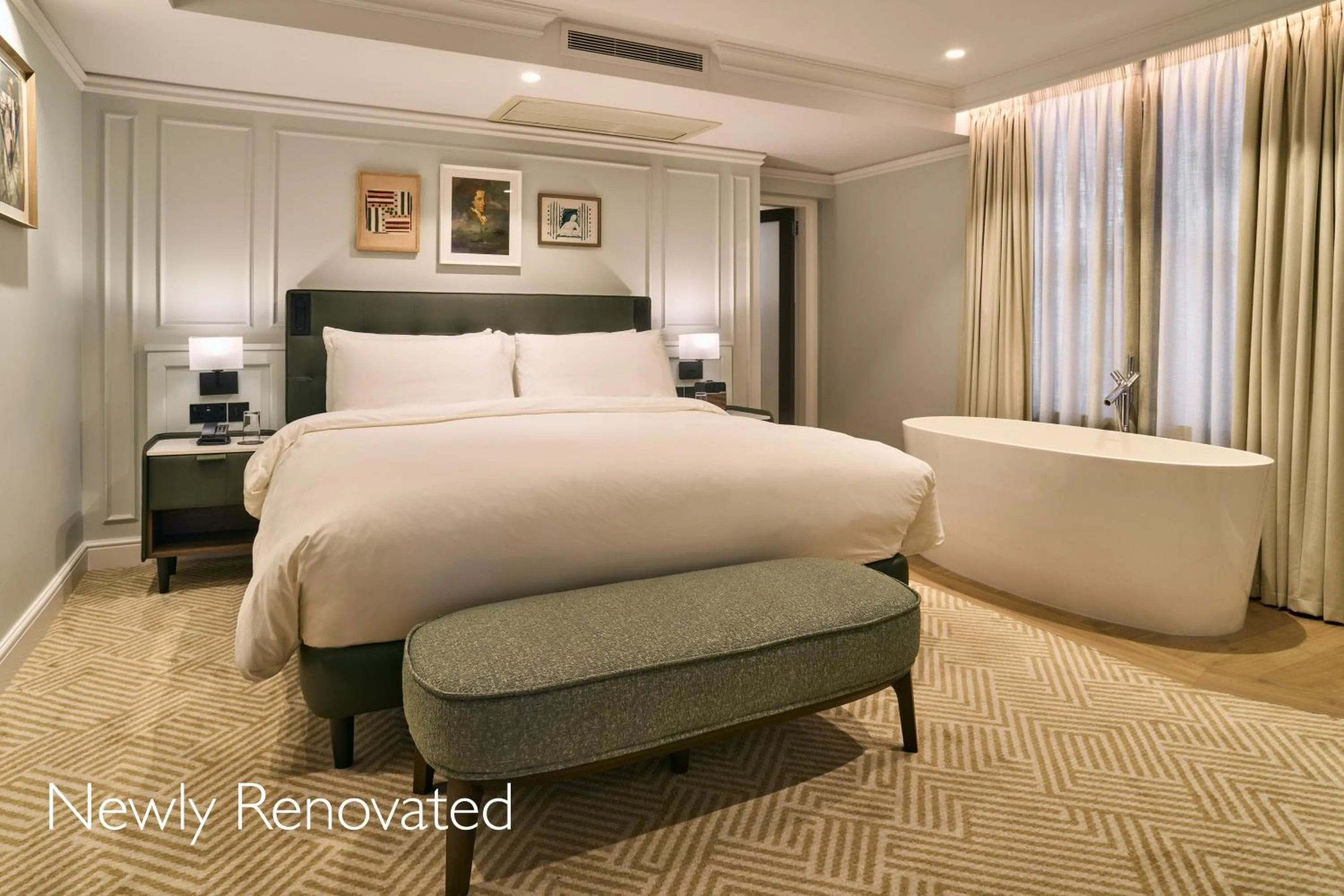 Bedroom, Bed in Radisson Blu Hotel, London Bloomsbury