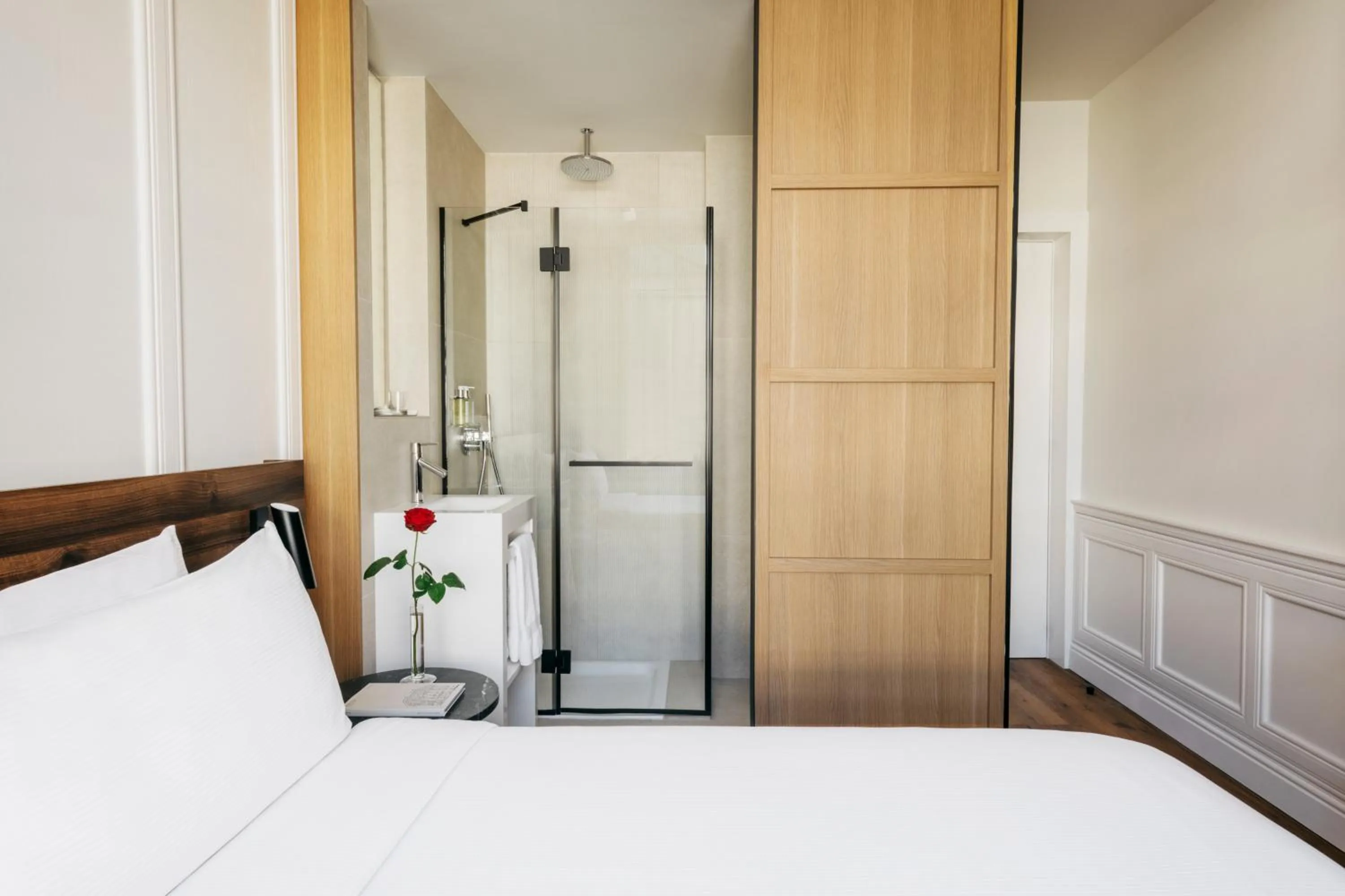 Bathroom, Bed in The Caesar Hotel