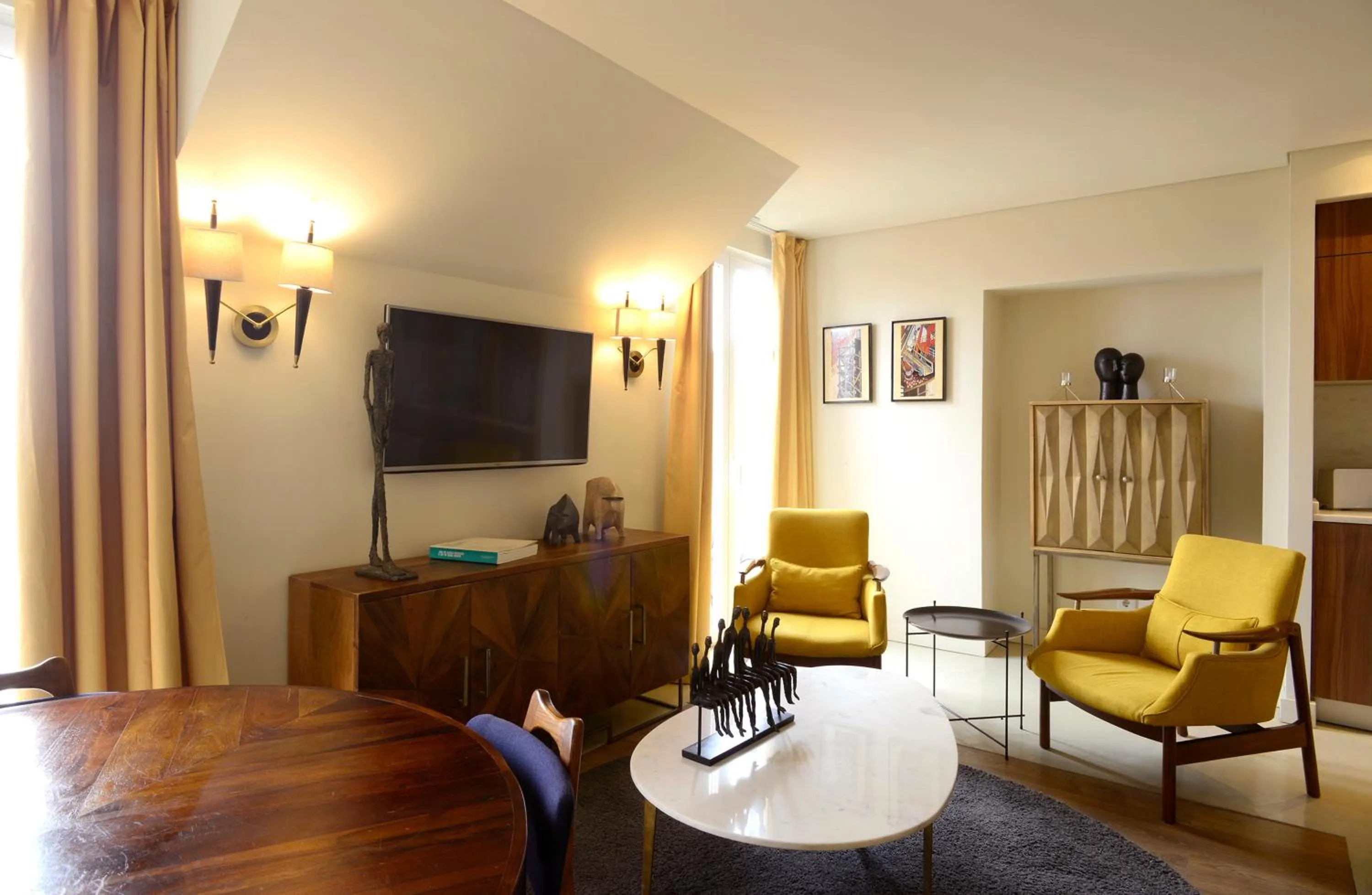 Communal lounge/ TV room in Dalma Old Town - Castelo