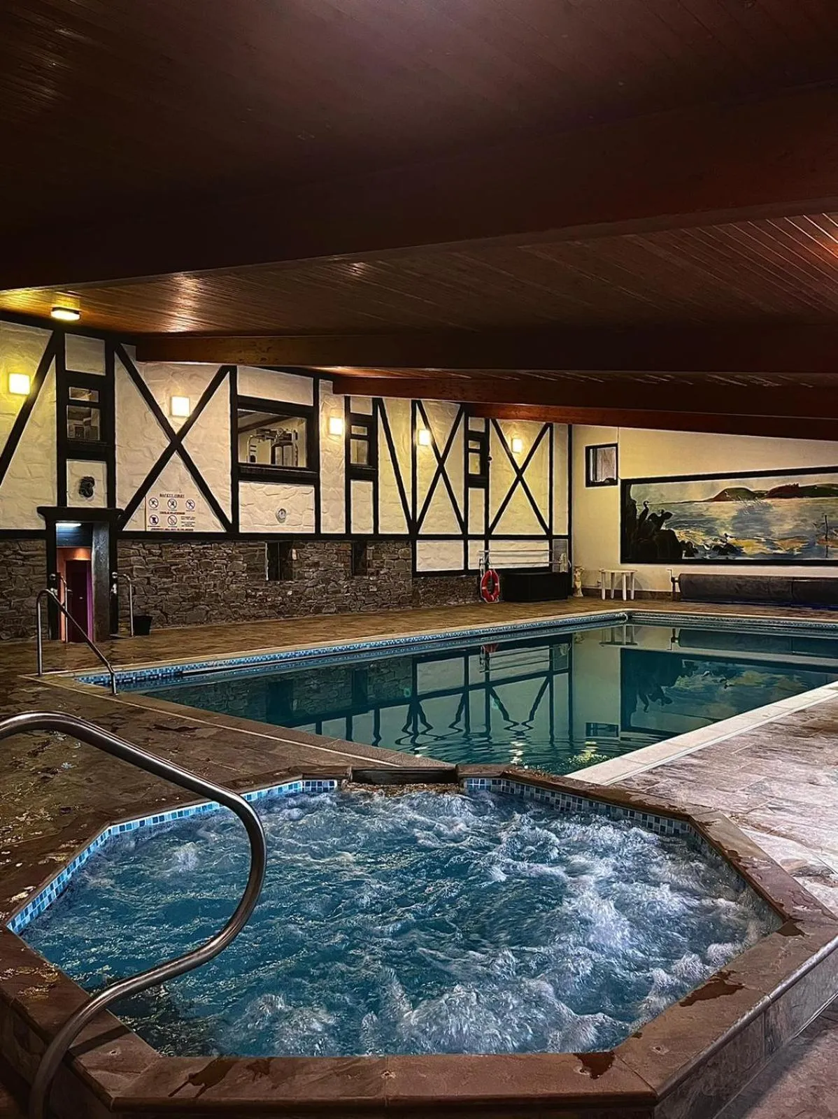 Swimming pool in Three Rivers Hotel