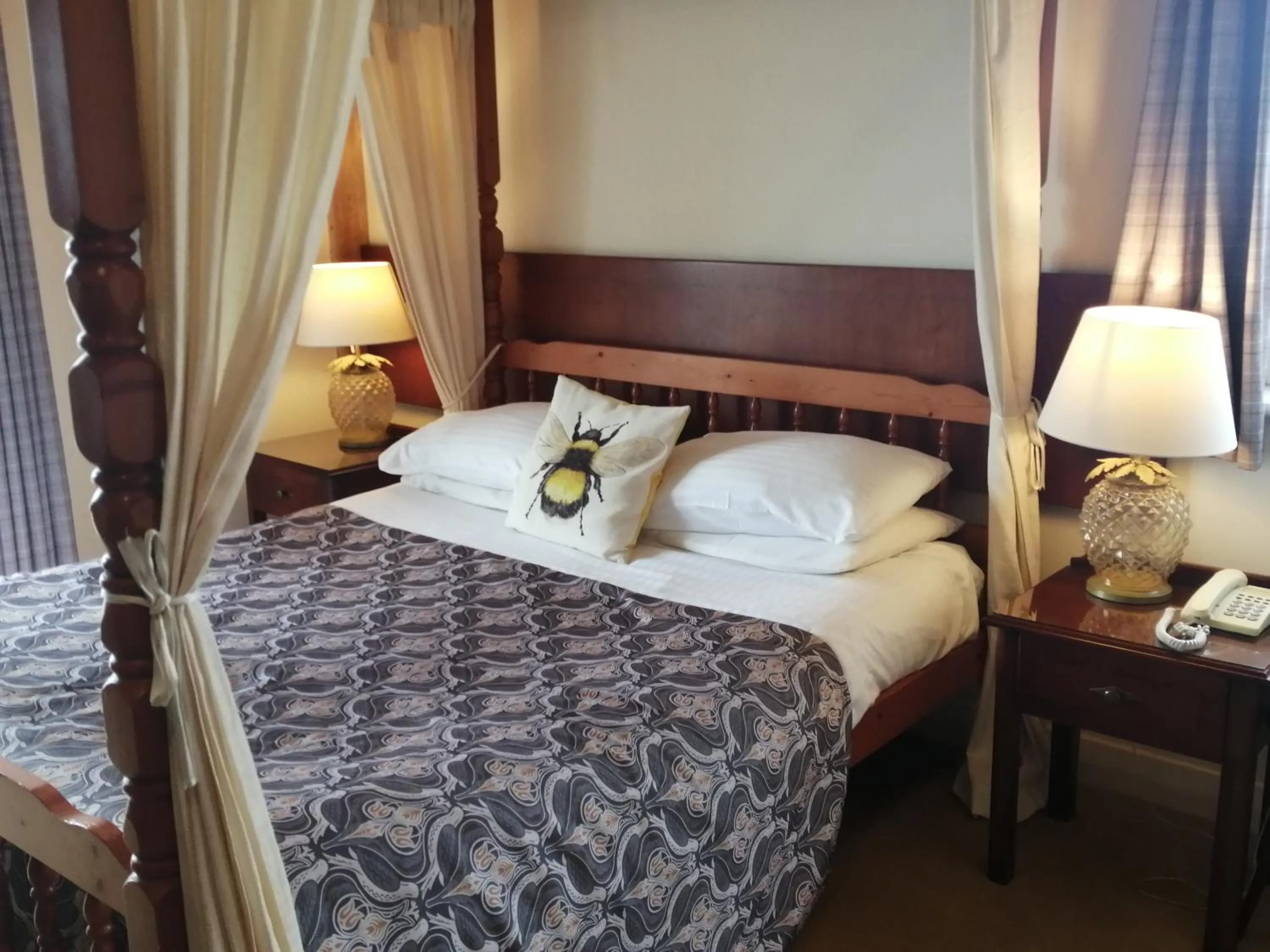 Bedroom, Bed in Three Rivers Hotel