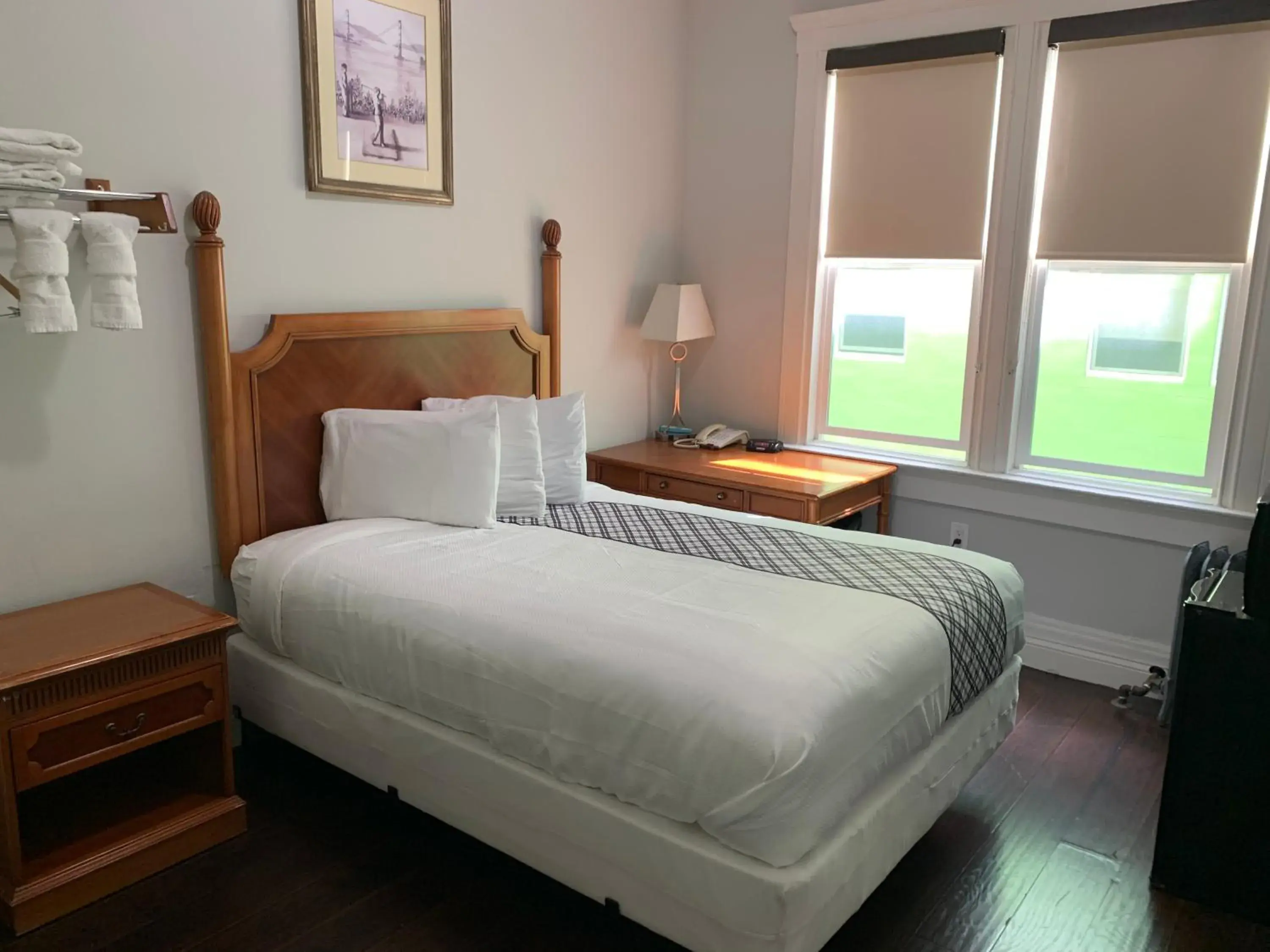 Queen Room with Shared Bathroom in Warfield Hotel Queen Room with Shared Bathroom in Warfield Hotel