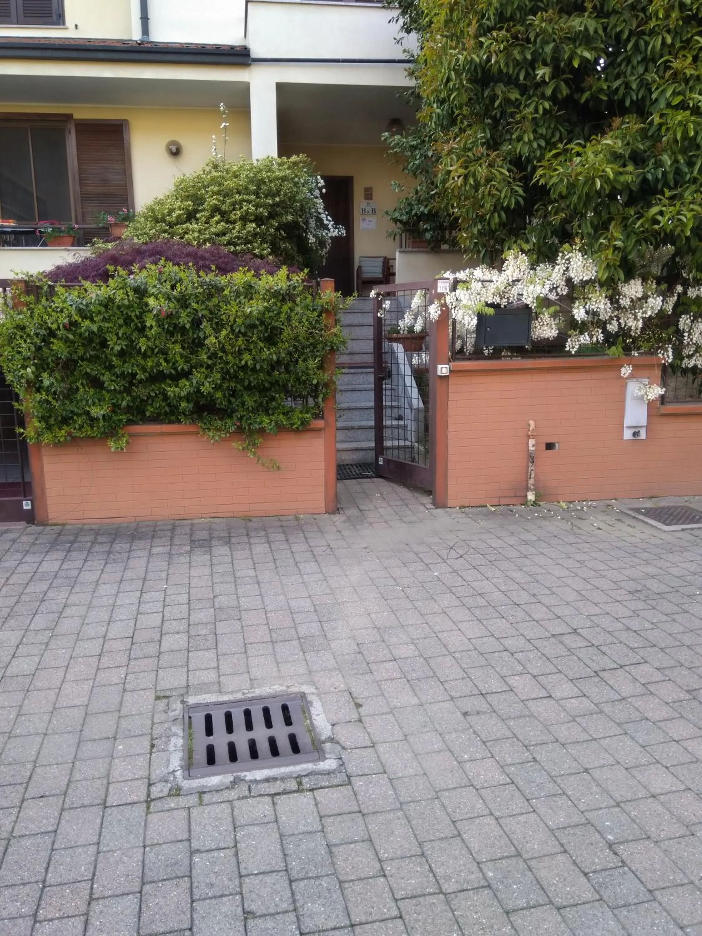 Facade/entrance in B&B Il Glicine di Basiglio