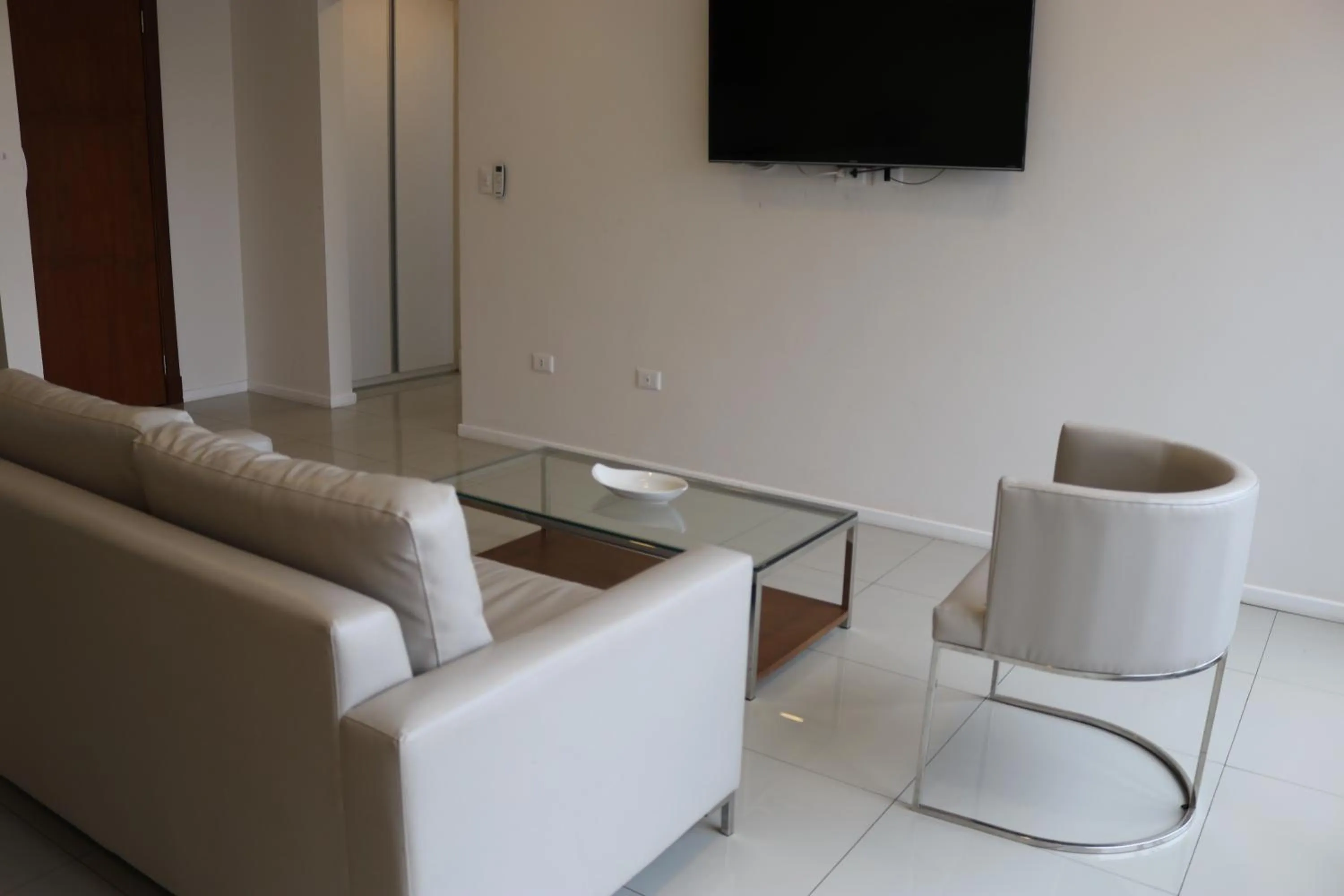 TV and multimedia in START Villa Morra Rent Apartments