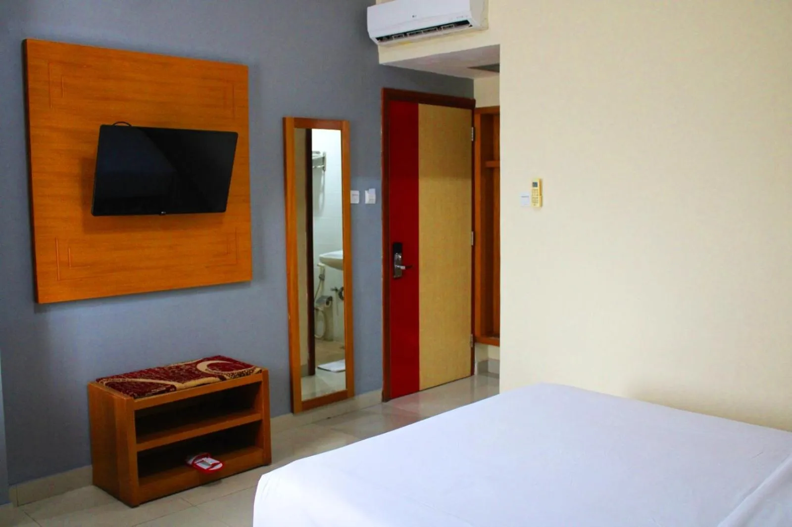 Bed in Maleosan Inn Manado Hotel