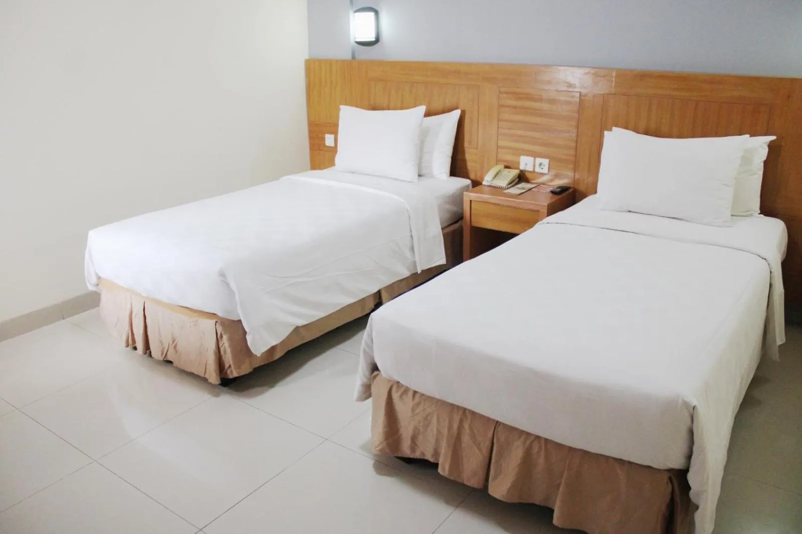 Bed in Maleosan Inn Manado Hotel