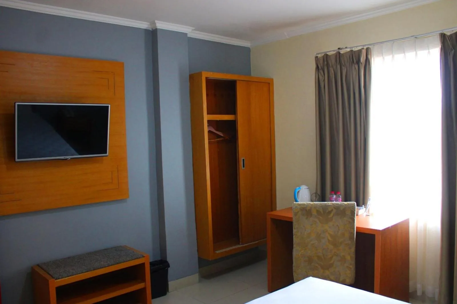 Bed in Maleosan Inn Manado Hotel