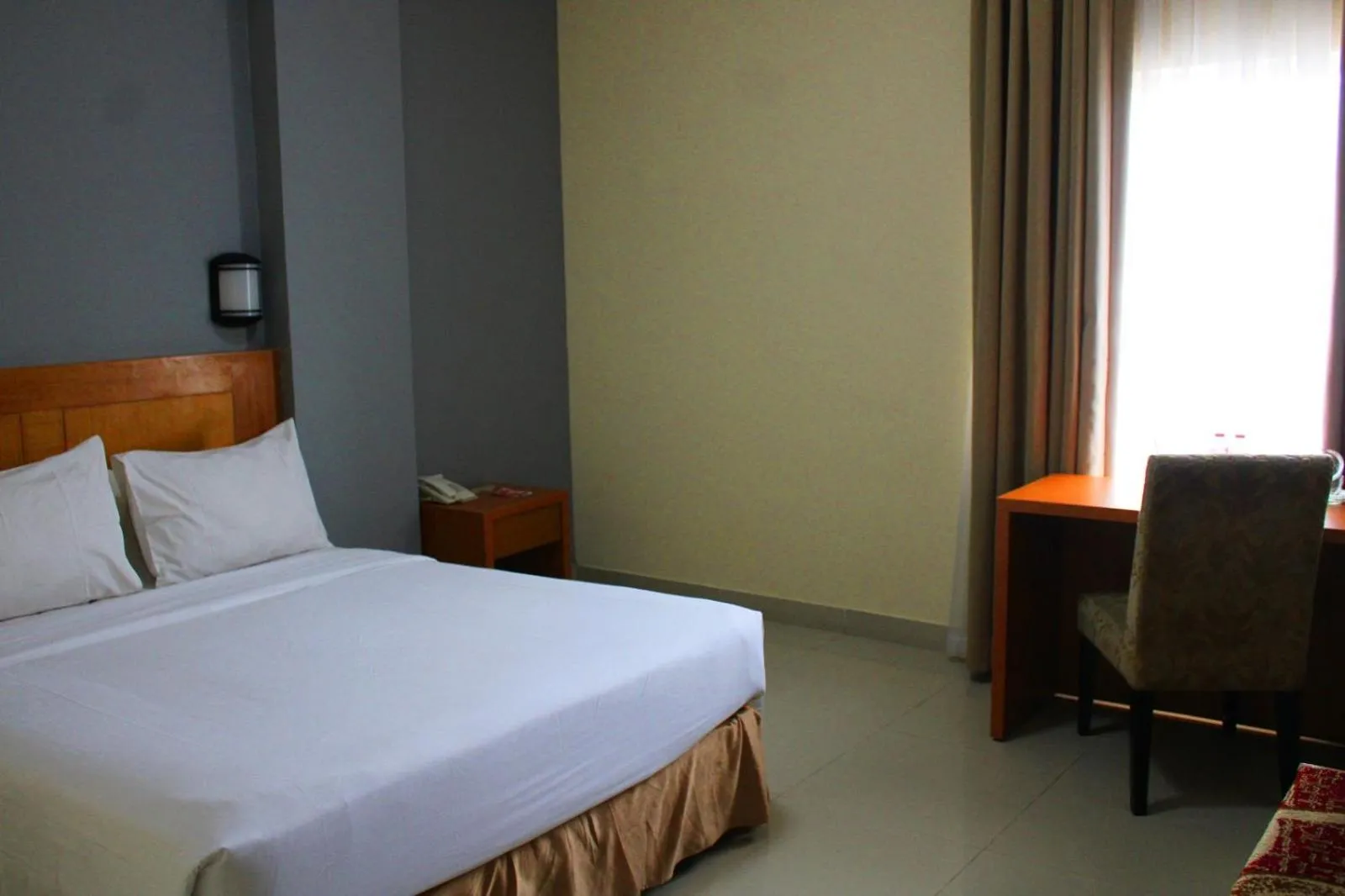 Bed in Maleosan Inn Manado Hotel