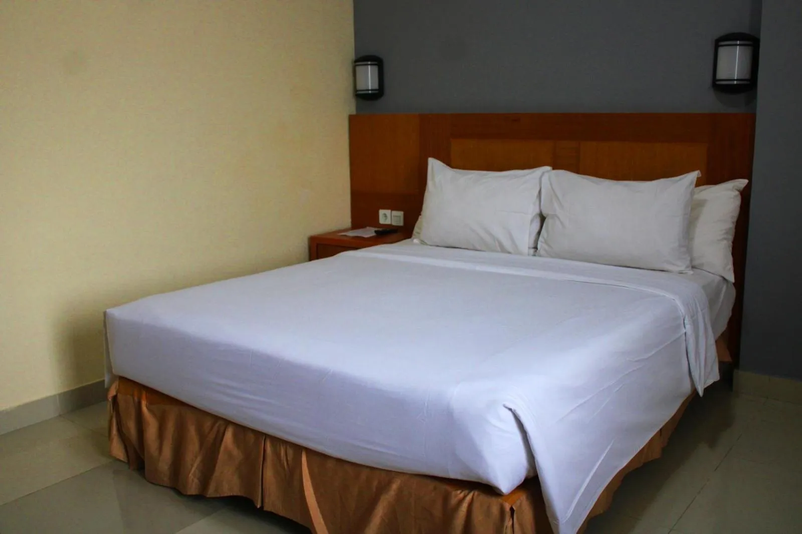 Bed in Maleosan Inn Manado Hotel